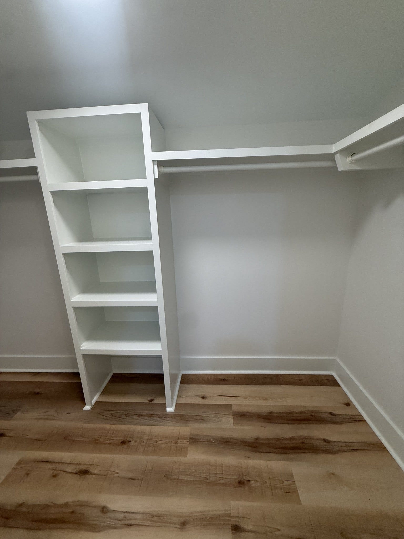 1541 Summitville Rd, Manchester, TN 37355 ANother view of the walk in closet in the primary bath