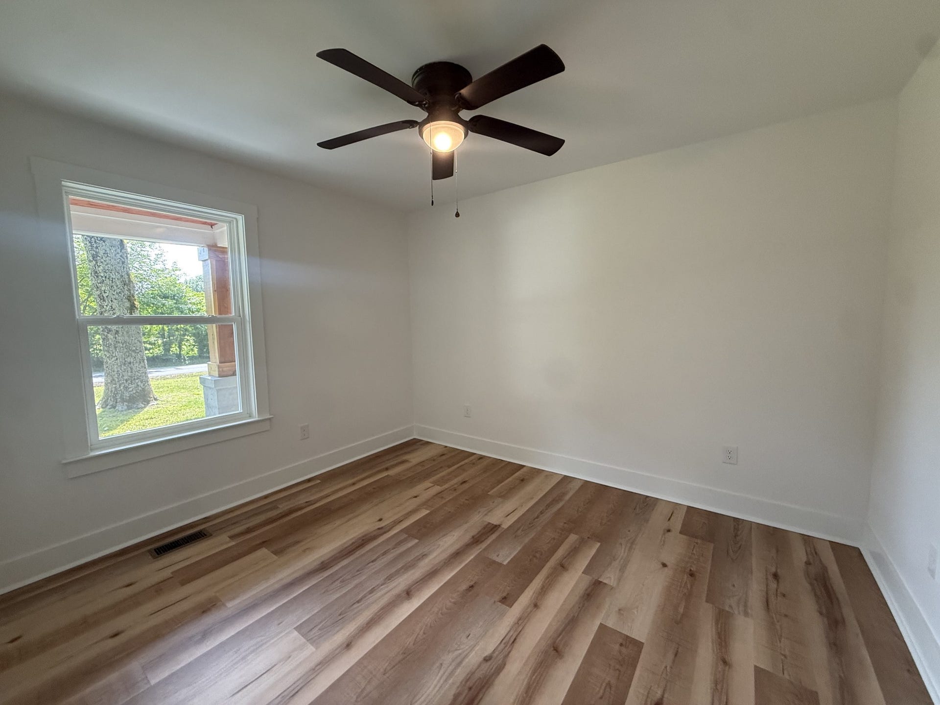 1541 Summitville Rd, Manchester, TN 37355 Living area with LVP flooring