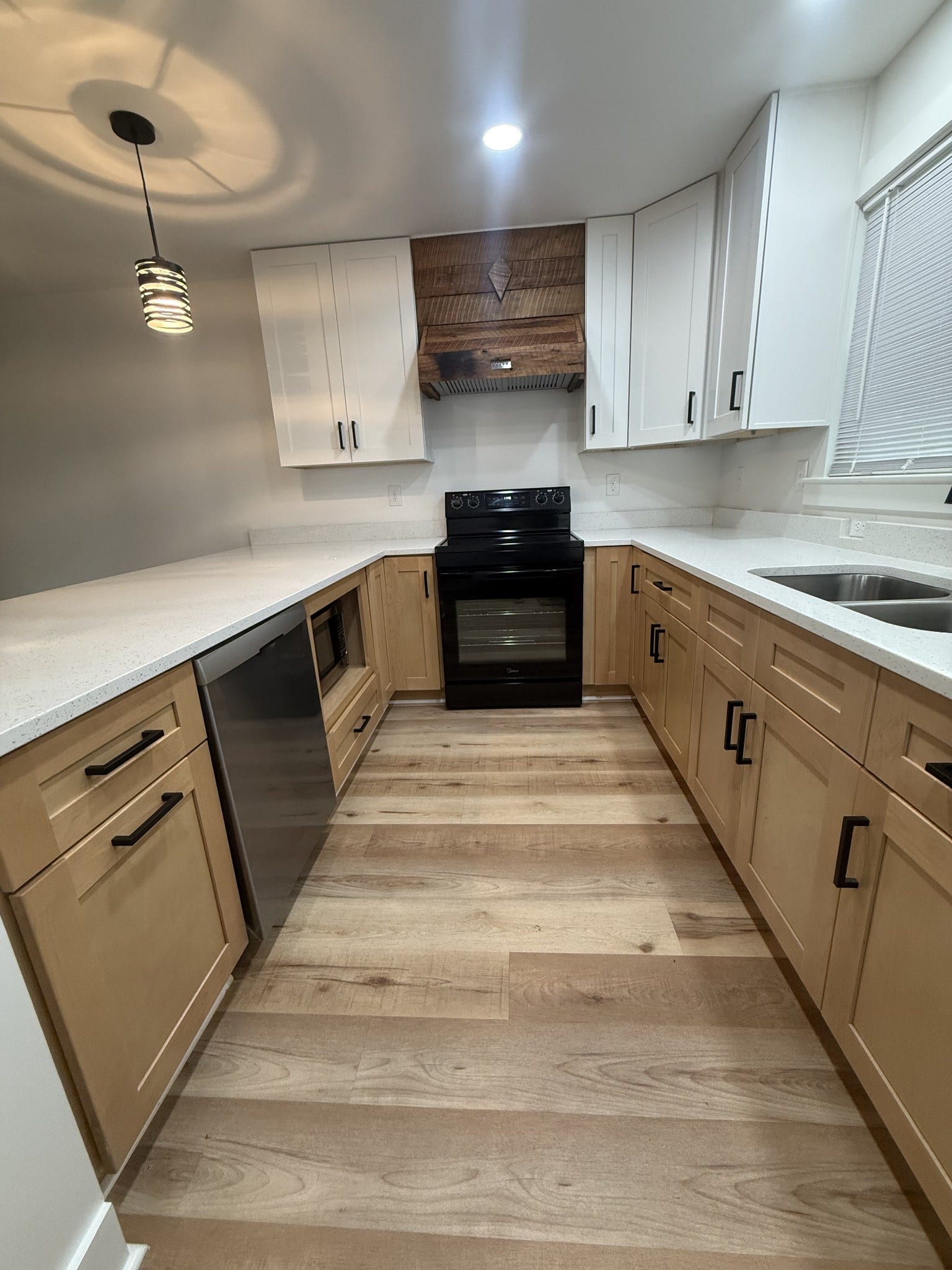 1541 Summitville Rd, Manchester, TN 37355 Love the kitchen layout and all the cabinets and countertops