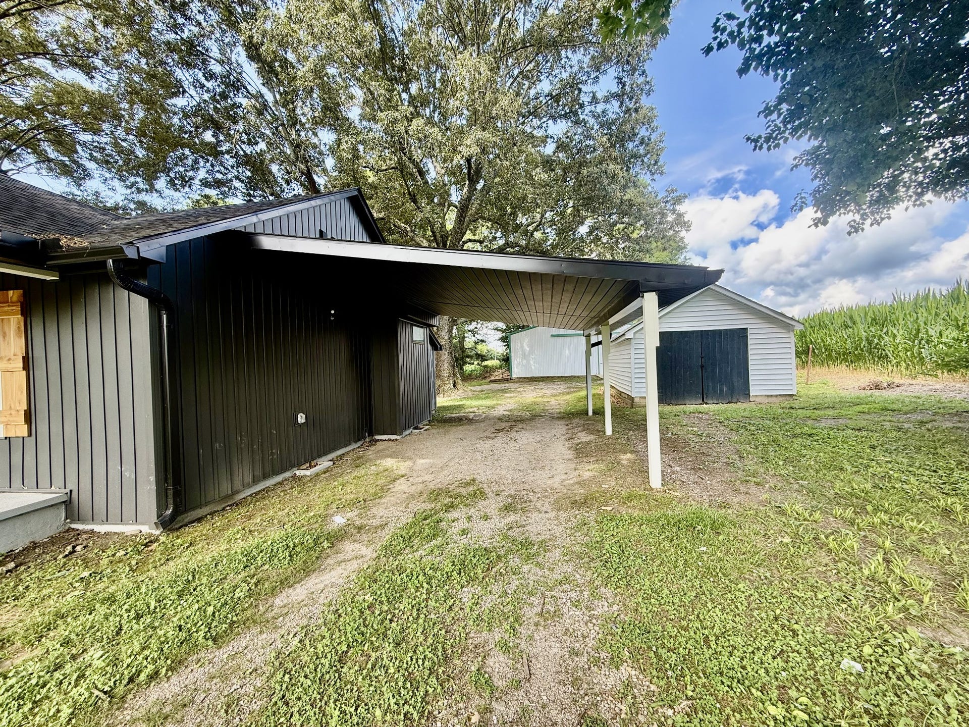1541 Summitville Rd, Manchester, TN 37355 Large carport off the side of home