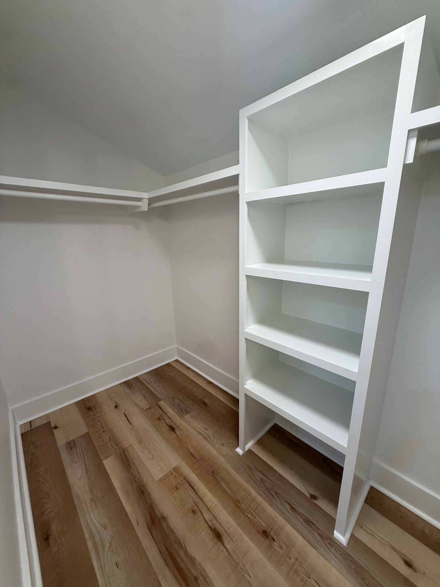 1541 Summitville Rd, Manchester, TN 37355 Large walk-in closet in the primary bath