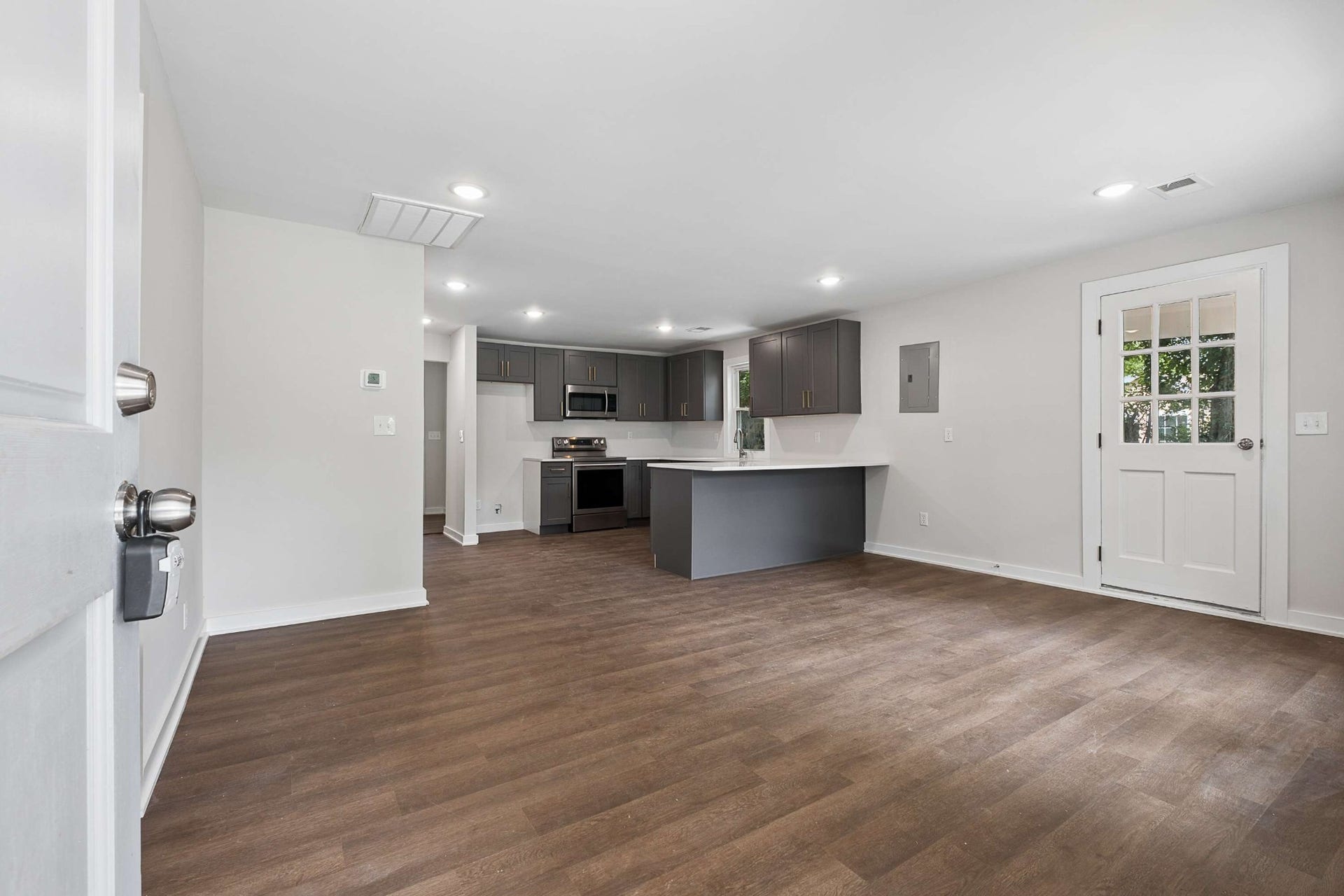 3701 Travis Ct, Murfreesboro, TN 37130 Spacious living room with access to the side porch