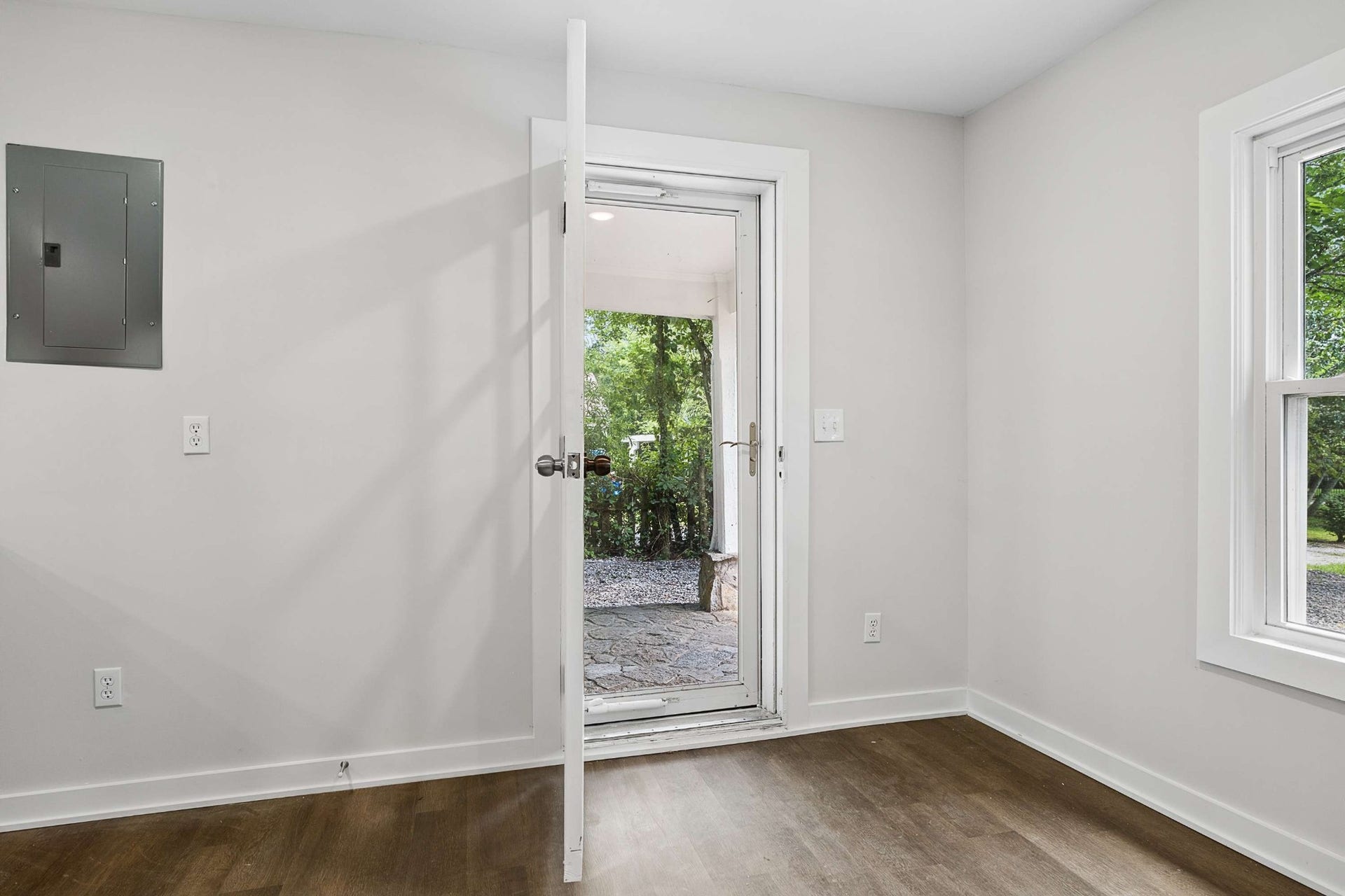 3701 Travis Ct, Murfreesboro, TN 37130 Exit to the side porch