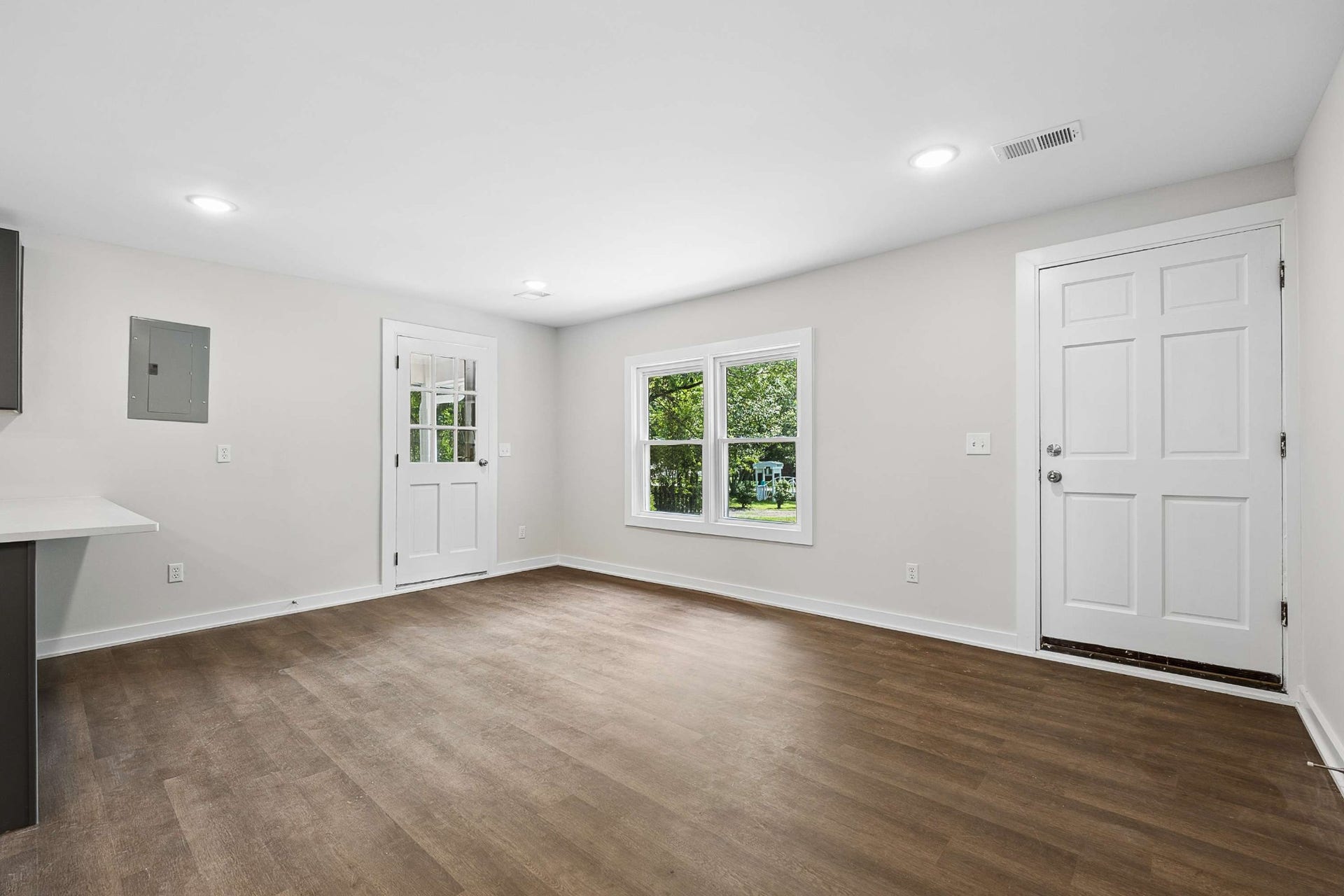 3701 Travis Ct, Murfreesboro, TN 37130 Vibrant lighting and brand new flooring throughout