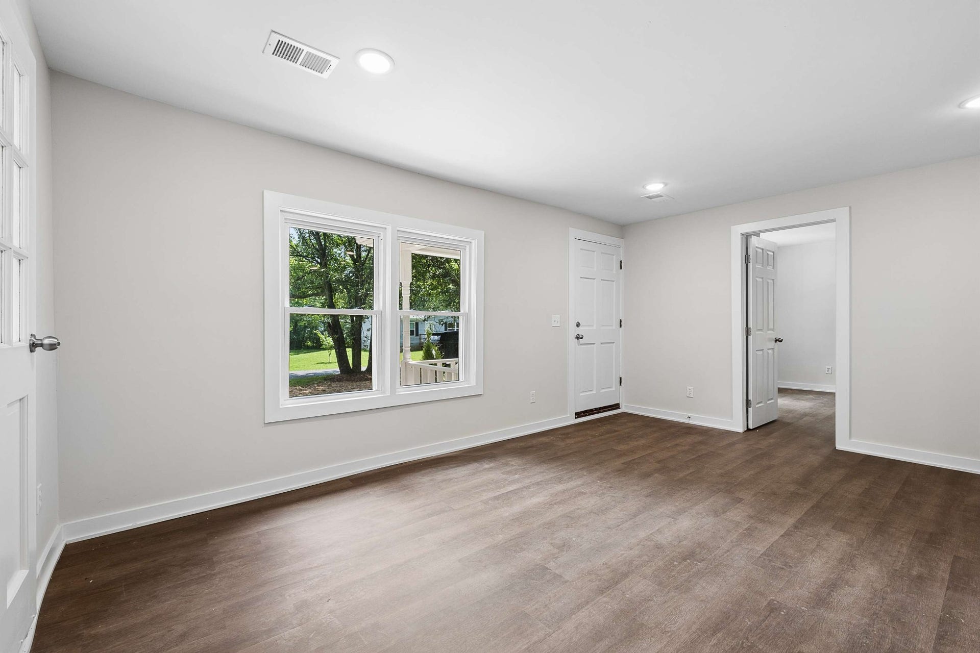 3701 Travis Ct, Murfreesboro, TN 37130 Great natural light in the living room