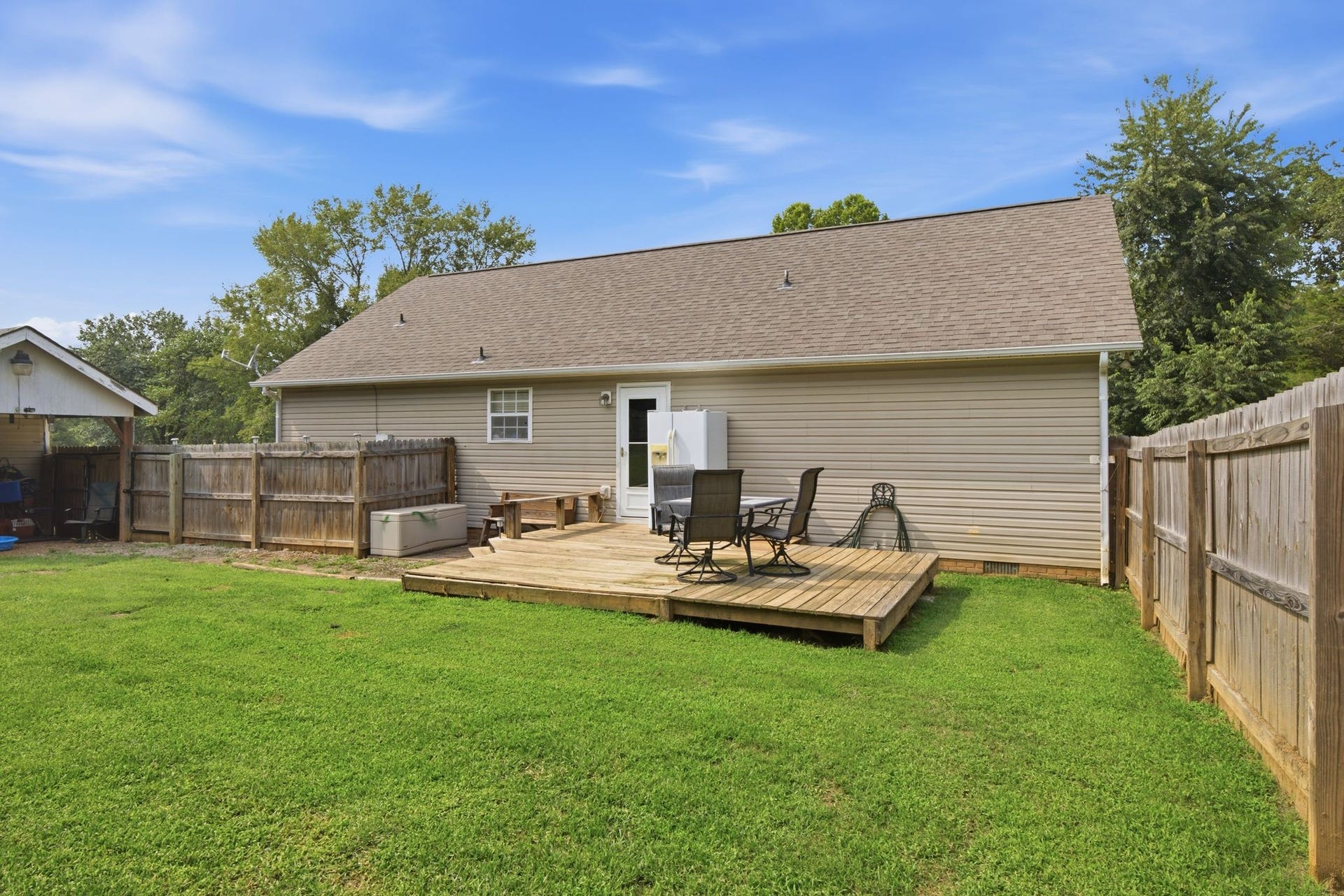 5132 Kedron Rd, Columbia, TN 38401 Full wooden privacy fence with gates.