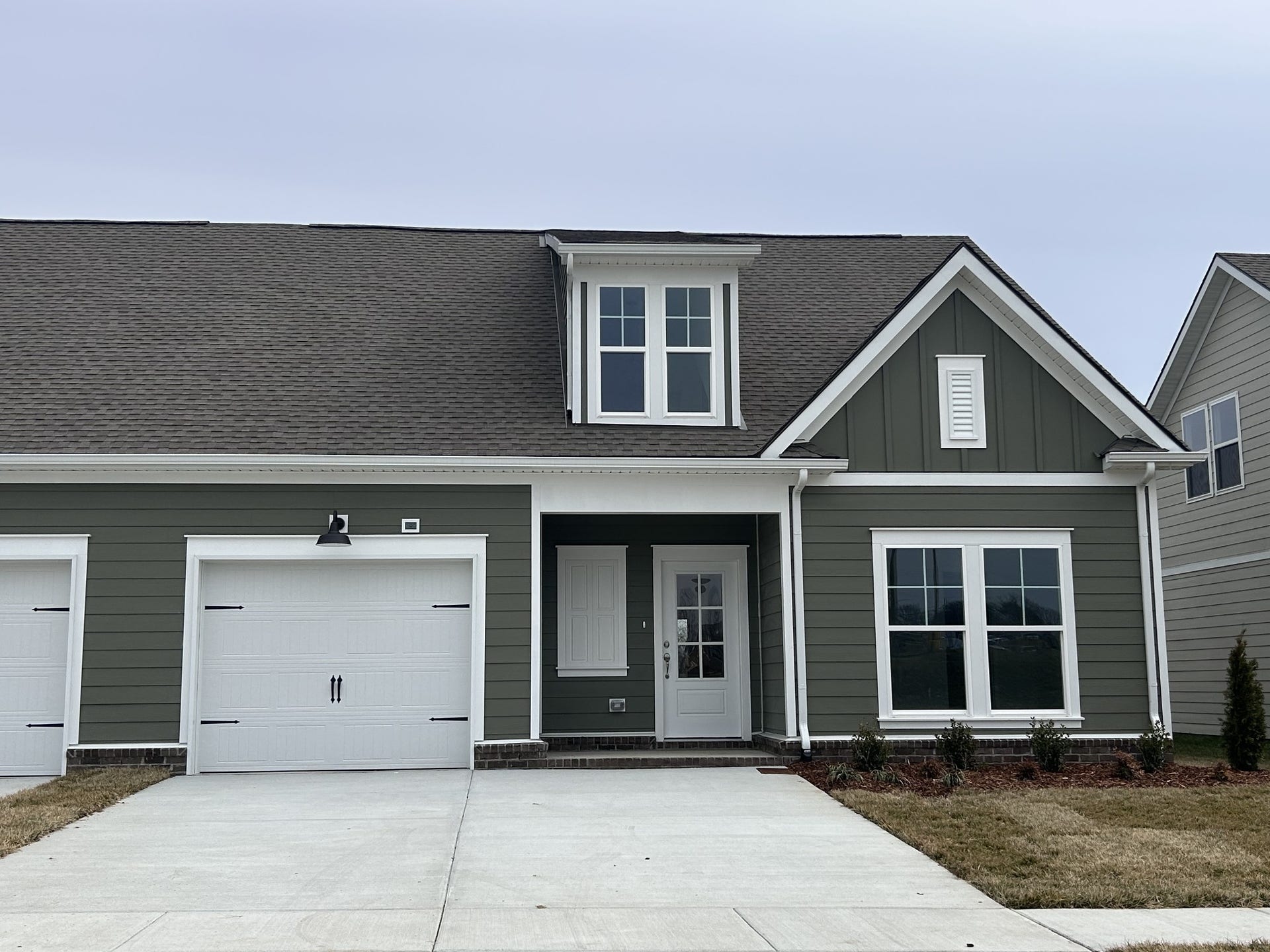 5136 Pace Park Cir, Columbia, TN 38401 Very nice 1/2 step entry This is a photo of a similar unit previously built