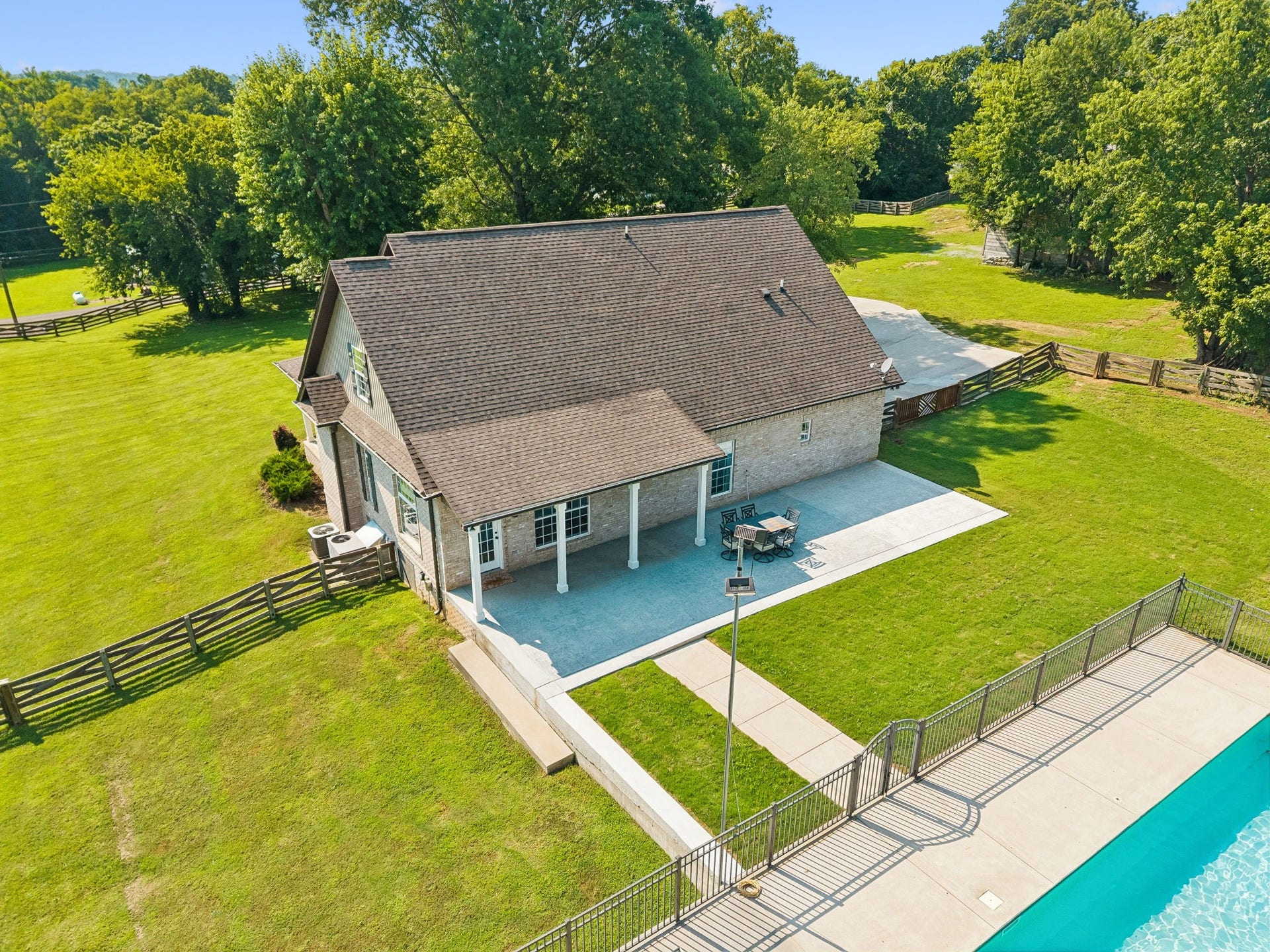 4009 Erwin Rd, Columbia, TN 38401 4009 Erwin Rd, Columbia, TN 38401