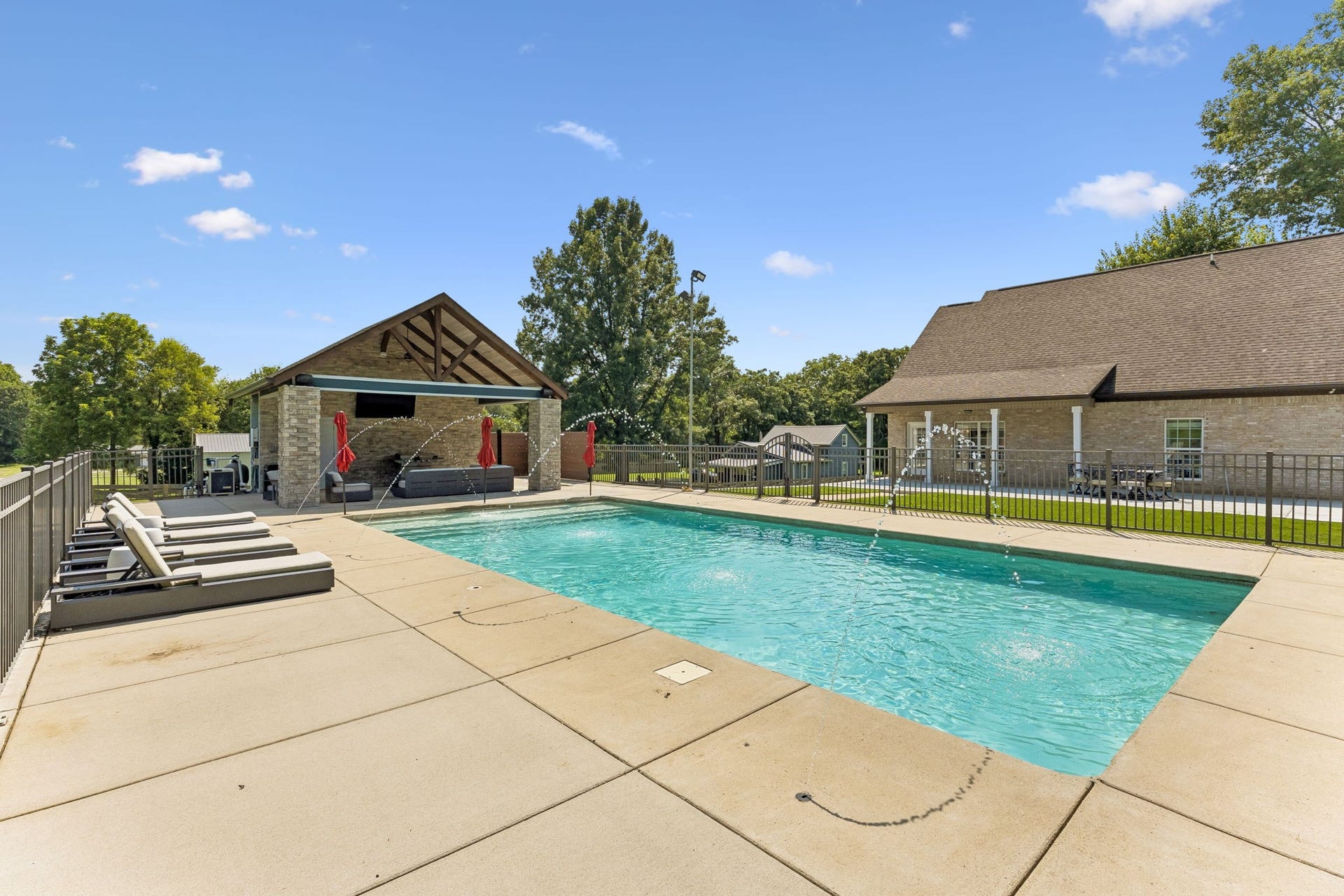 4009 Erwin Rd, Columbia, TN 38401 4009 Erwin Rd, Columbia, TN 38401