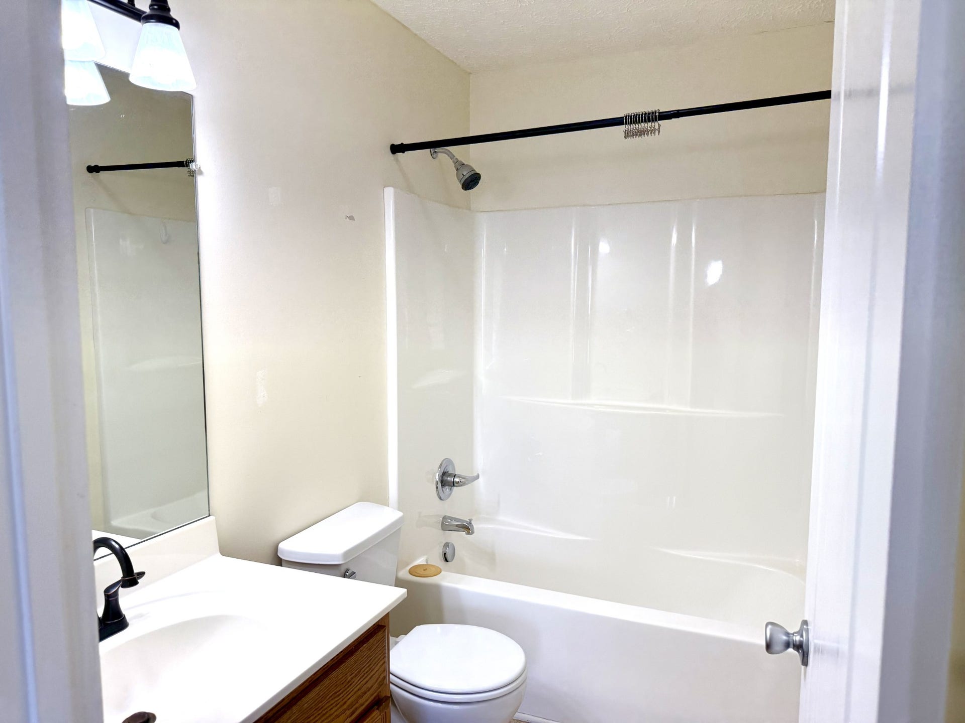 452 John Mark Ct, Manchester, TN 37355 Primary bedroom bath
