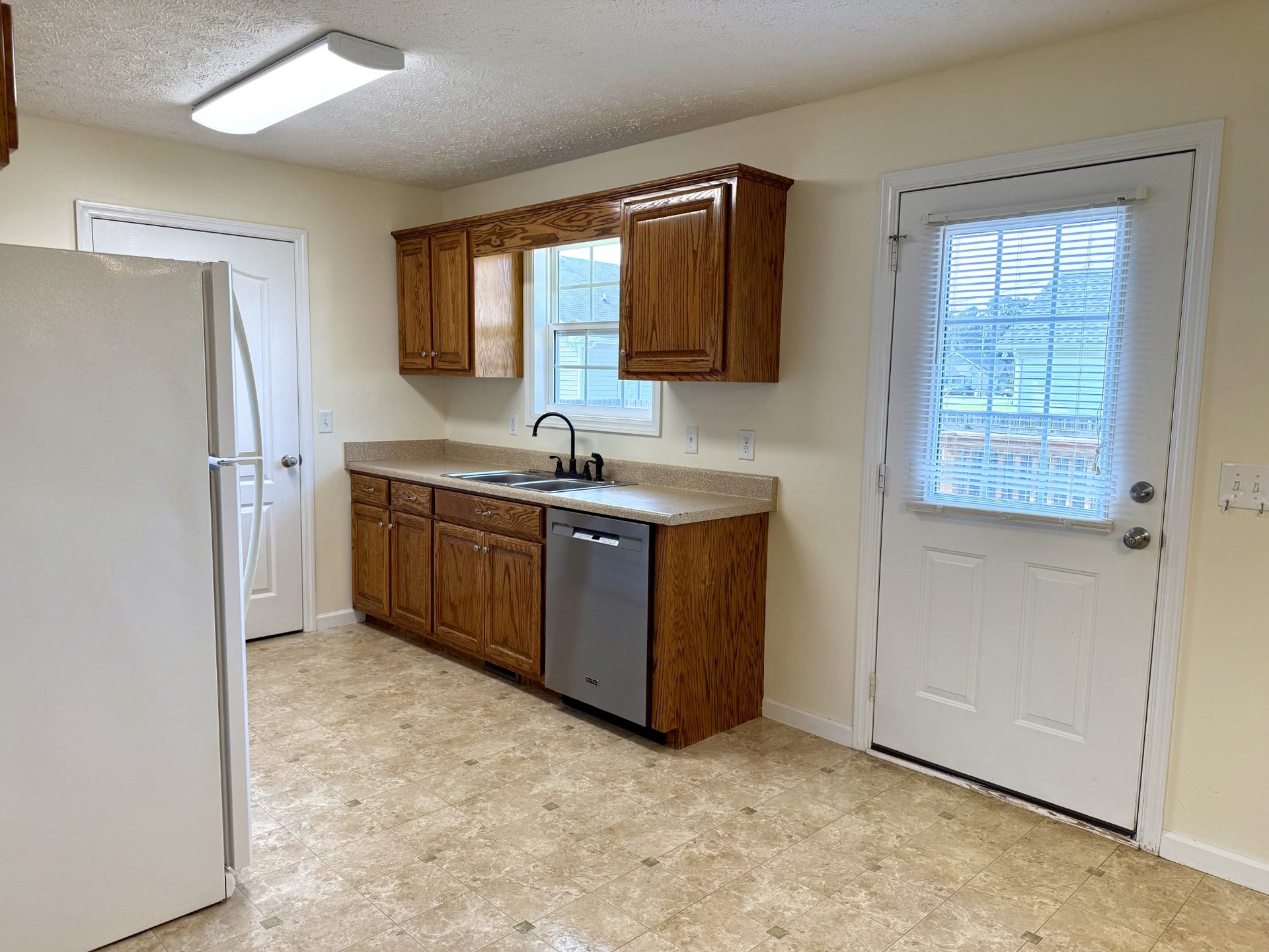 452 John Mark Ct, Manchester, TN 37355 Door to the fenced backyard.