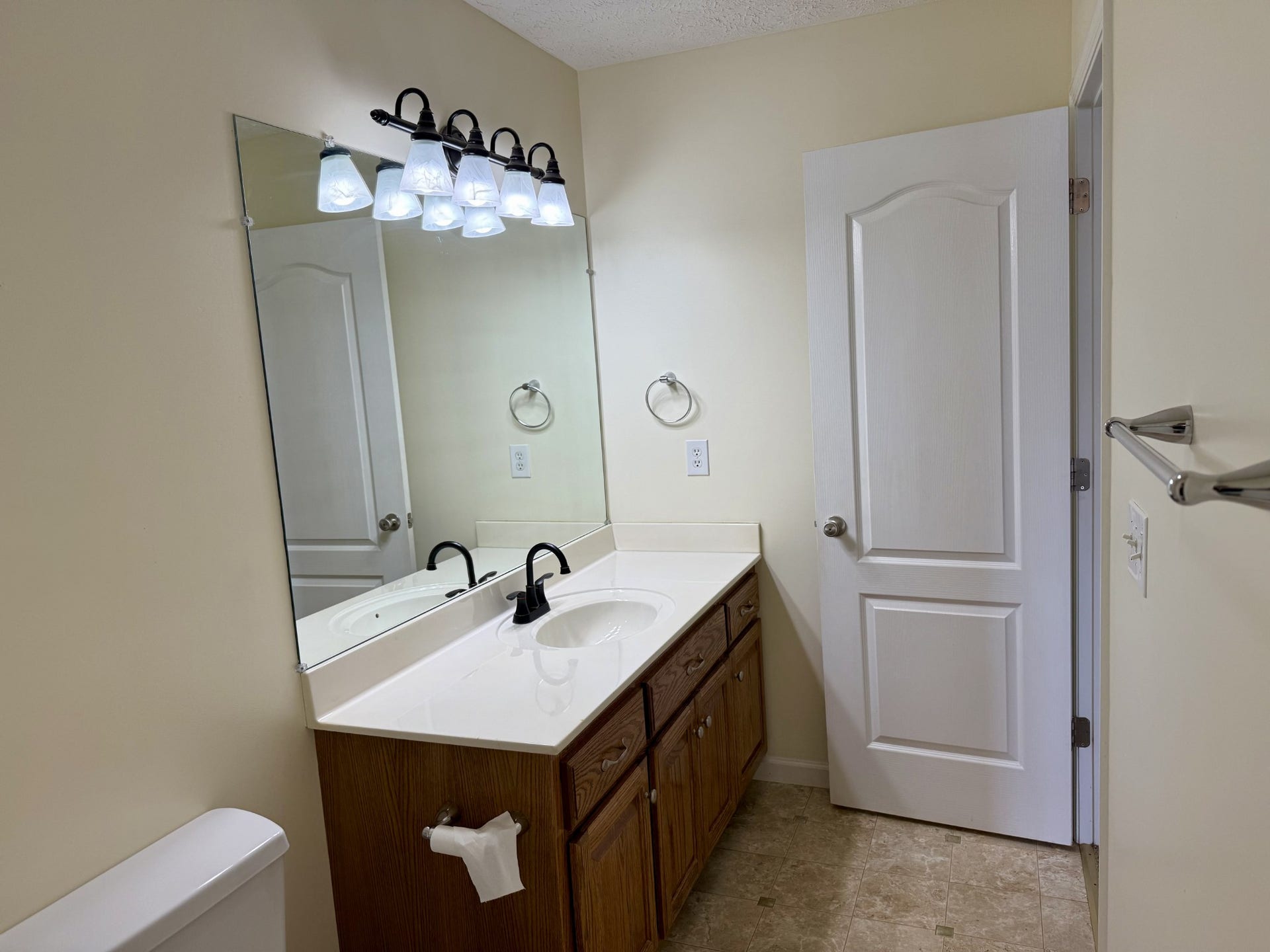 452 John Mark Ct, Manchester, TN 37355 Main Bath