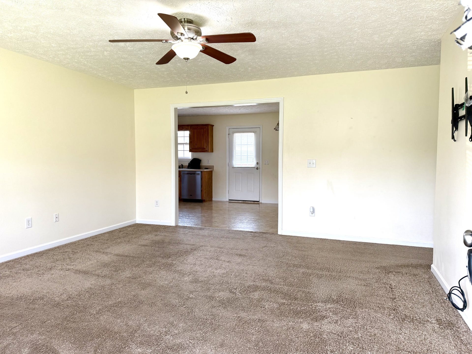 452 John Mark Ct, Manchester, TN 37355 Walking into the living room.