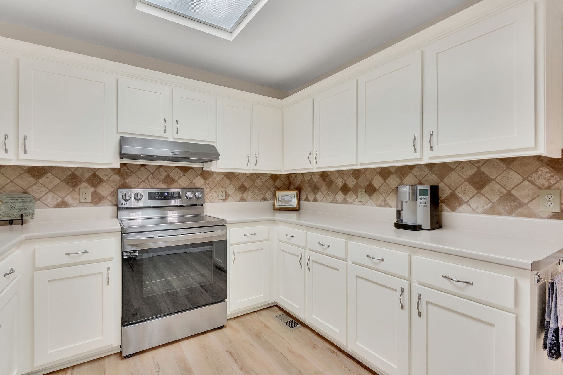 2417 Sowell Mill Pike, Columbia, TN 38401 Tons of Cabinet space for storage