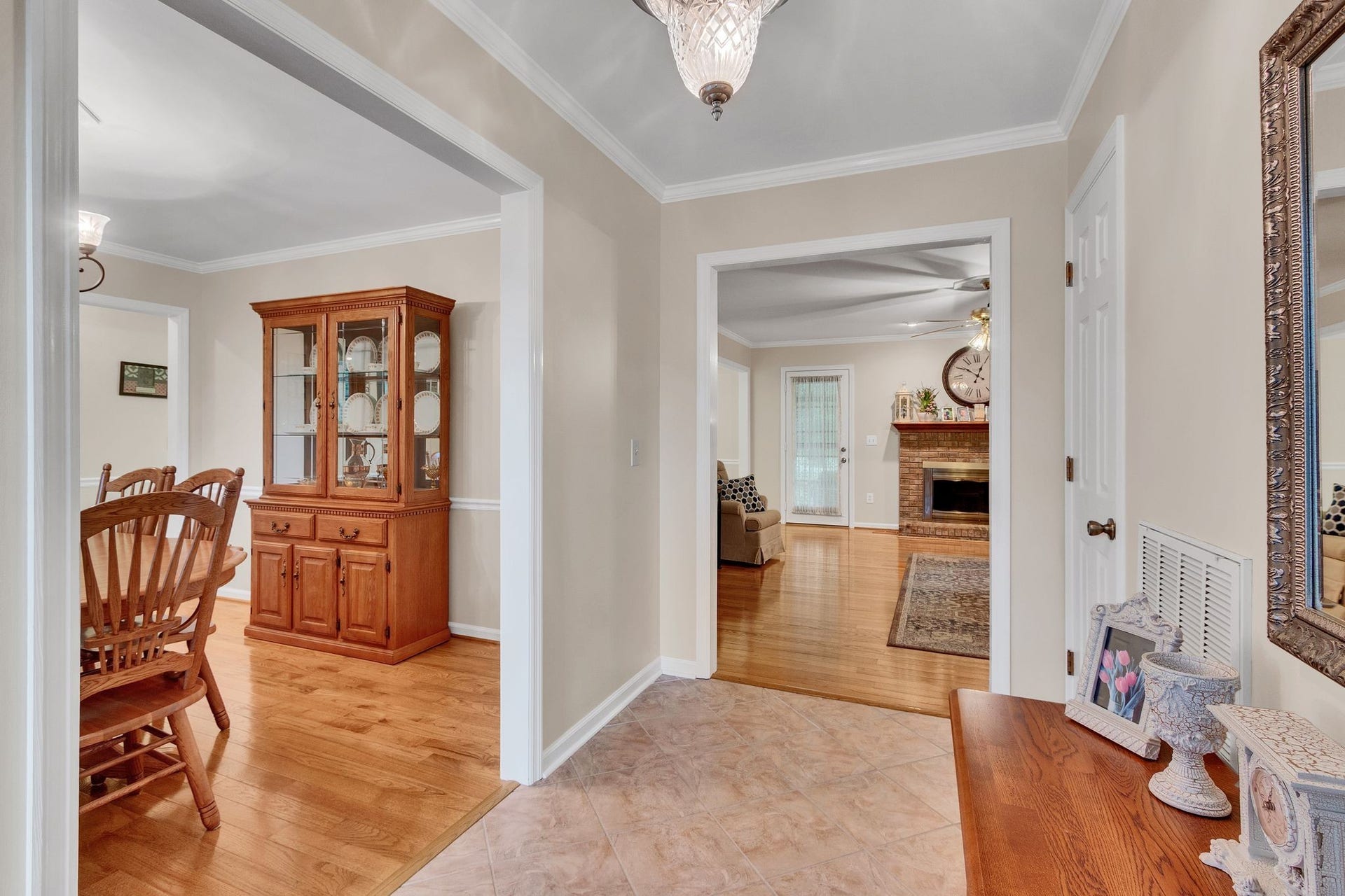 2417 Sowell Mill Pike, Columbia, TN 38401 Foyer