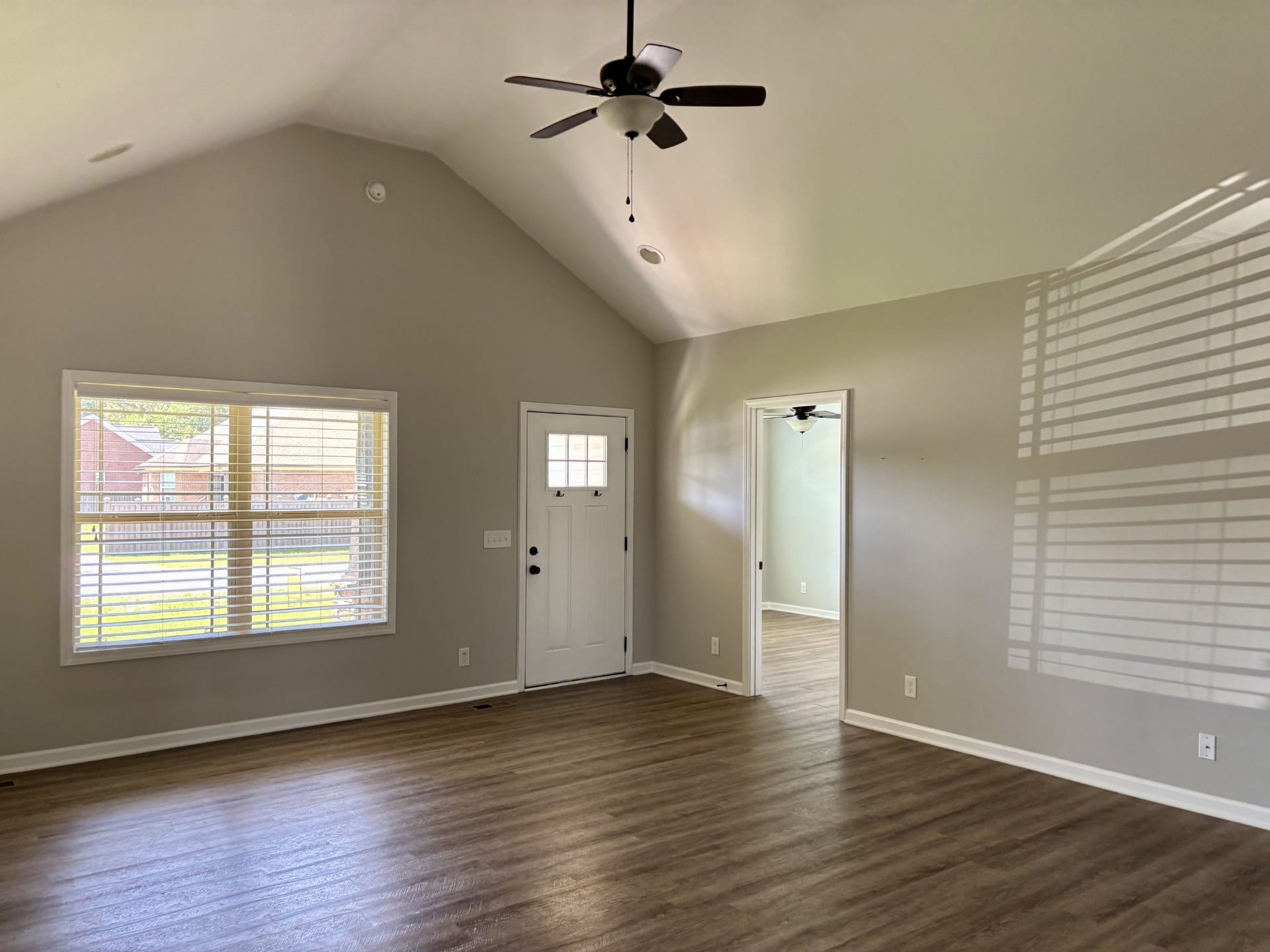 76 Al White Dr, Manchester, TN 37355 Living Room w/ Vauled ceiling - recessed lighting and ceiling fan