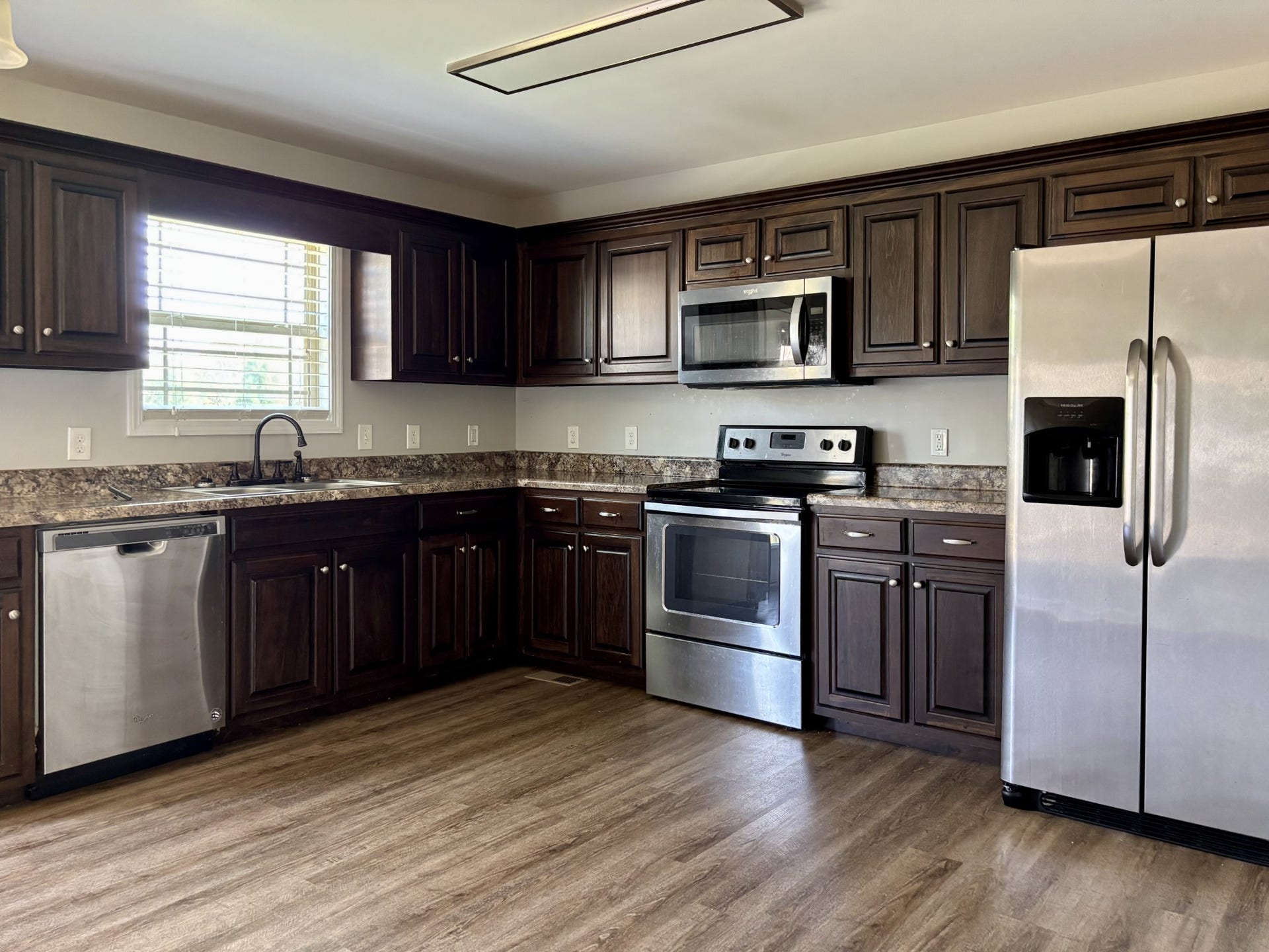 76 Al White Dr, Manchester, TN 37355 Stainless Steel Appliances