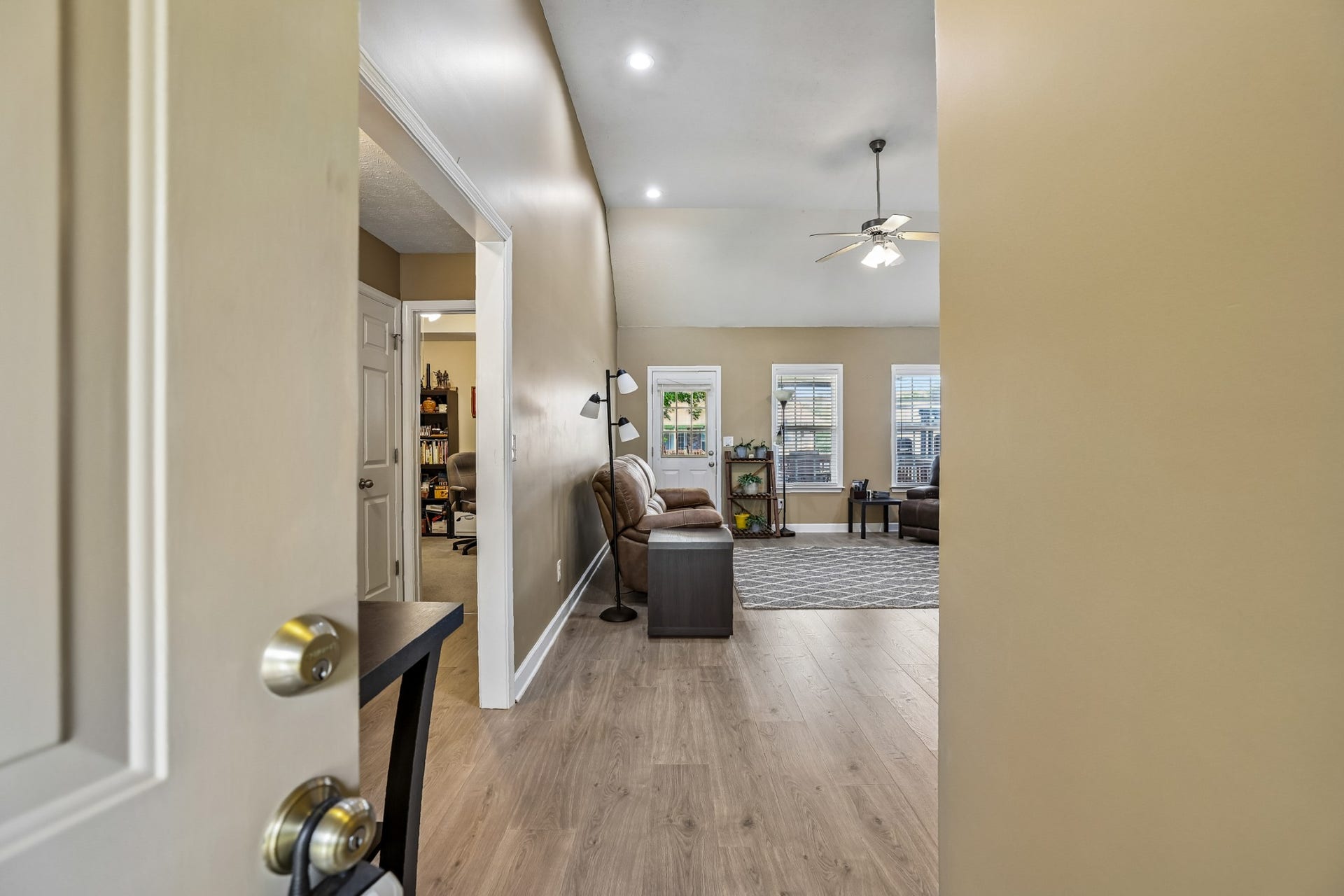 4620 Catalina Ct, Murfreesboro, TN 37128 COMING IN THE FRONT DOOR