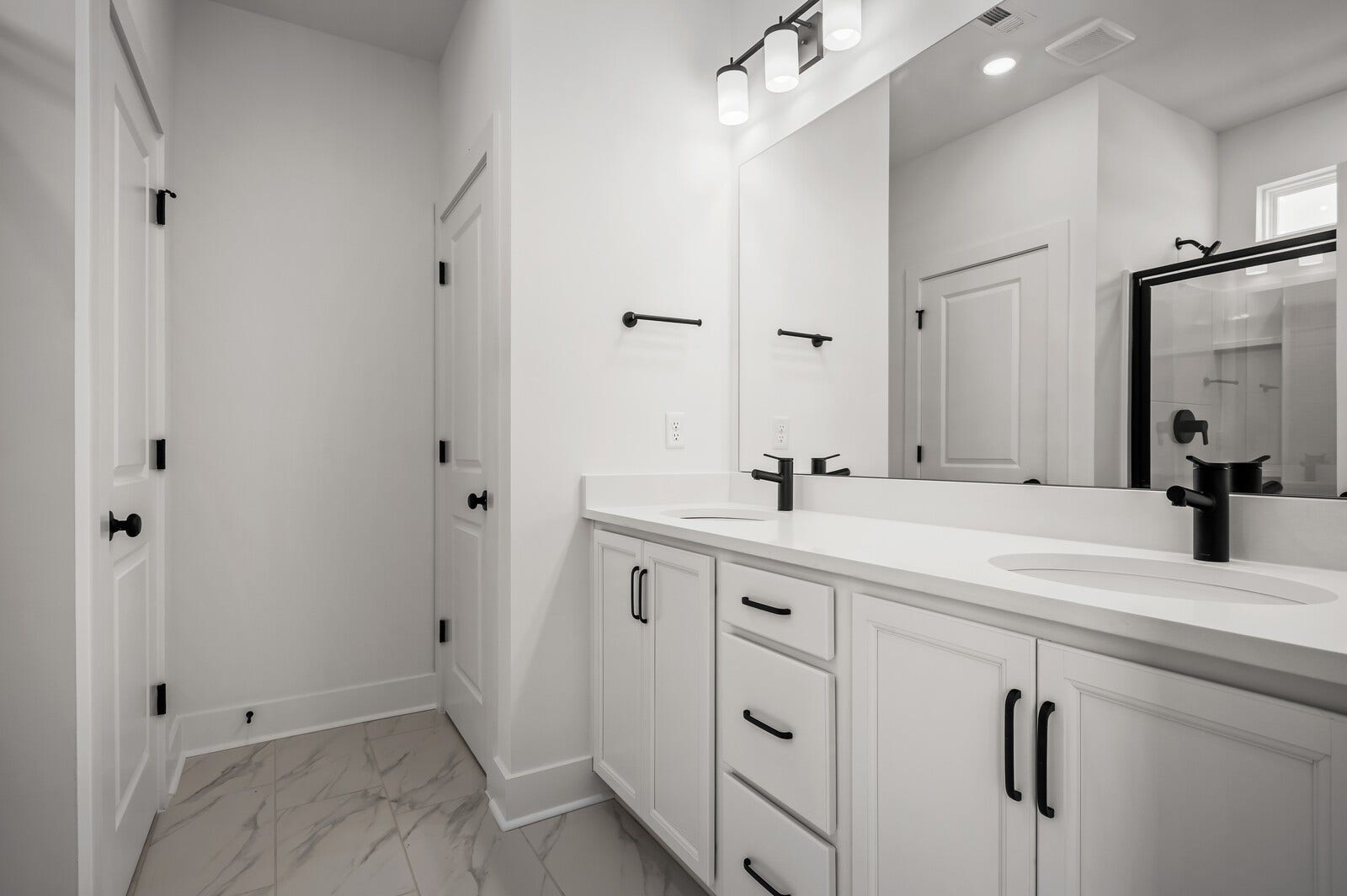3529 Winterfell Drive, Murfreesboro, TN 37129 Primary Bath features a double vanity with white cabinetry, matte black hardware and fixtures, tiled flooring, a large linen closet and separate water closet.