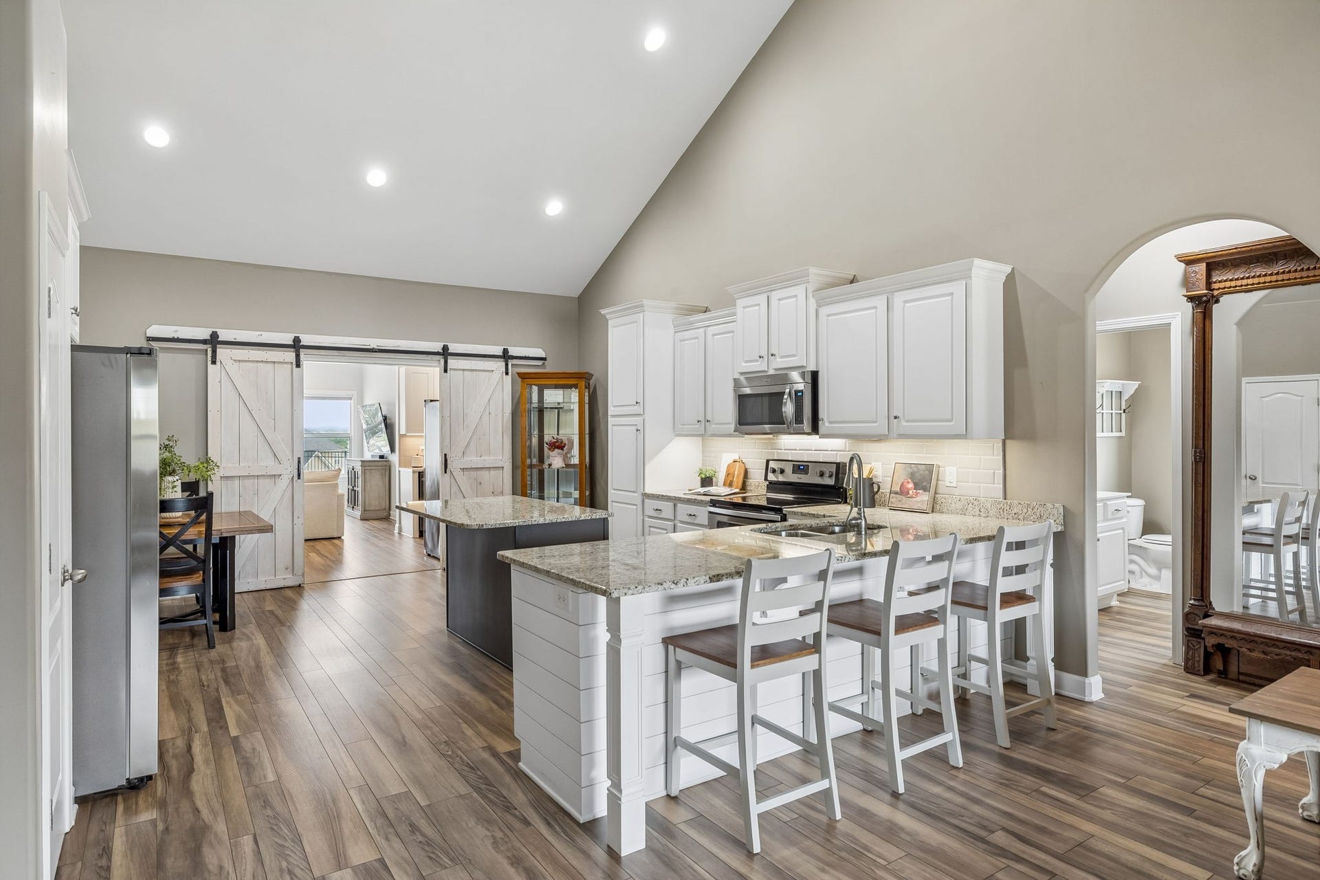 2204 Bee Hive Dr, Columbia, TN 38401 2204 Bee Hive Dr, Columbia, TN 38401