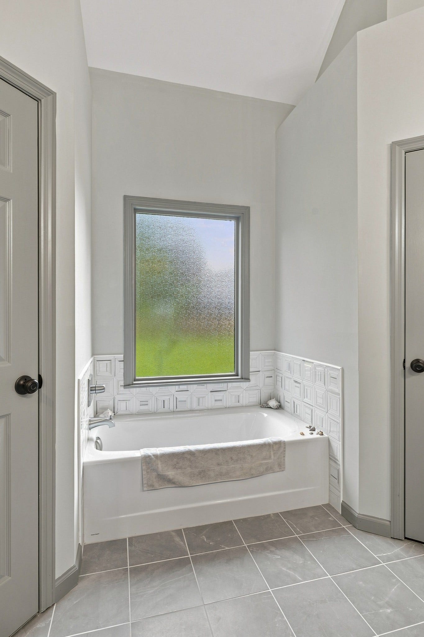 830 Banner Dr, Murfreesboro, TN 37129 Separate soaker tub