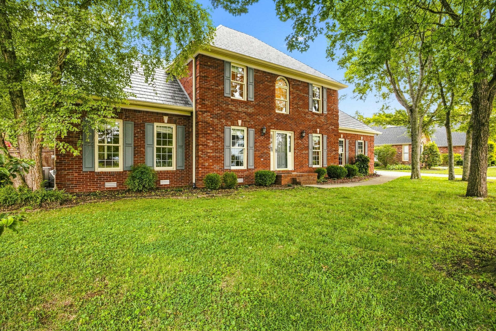 830 Banner Dr, Murfreesboro, TN 37129 All brick, traditional beauty. New slate inspried metal roof, 100-year life.
