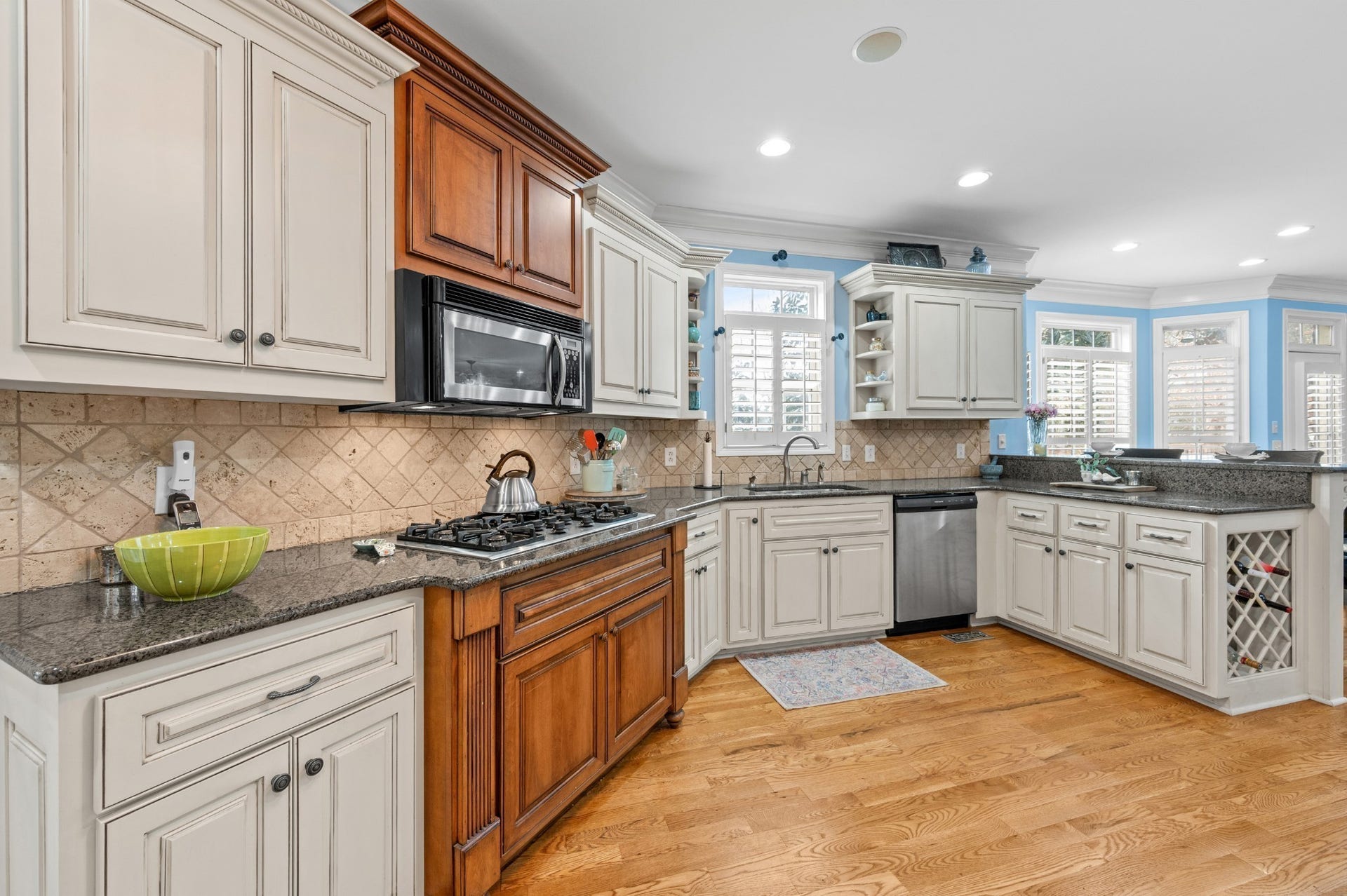 2638 Big Eagle Trl, Murfreesboro, TN 37127 Kitchen is designed for both everyday living and entertaining. It showcases custom cabinetry with rich wood accents, granite countertops and stone backsplash. The spacious layout features a gas cooktop with plenty of prep space and storage.