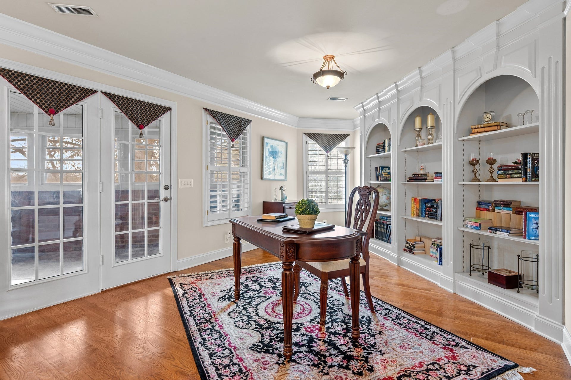 2638 Big Eagle Trl, Murfreesboro, TN 37127 Enjoy reading in this elegant but functional office area .