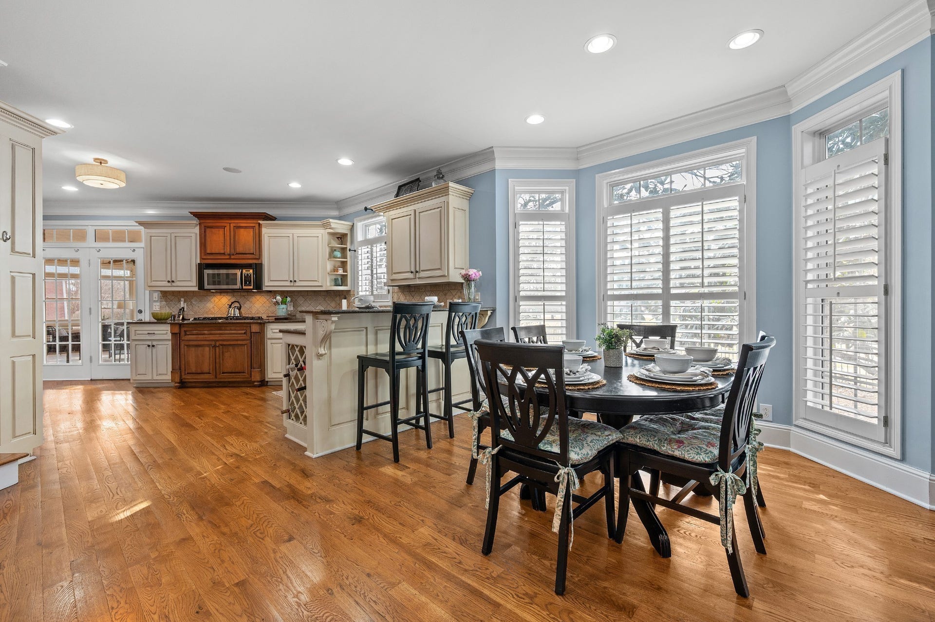 2638 Big Eagle Trl, Murfreesboro, TN 37127 The breakfast bar and the breakfast table with ample natural sunlight .