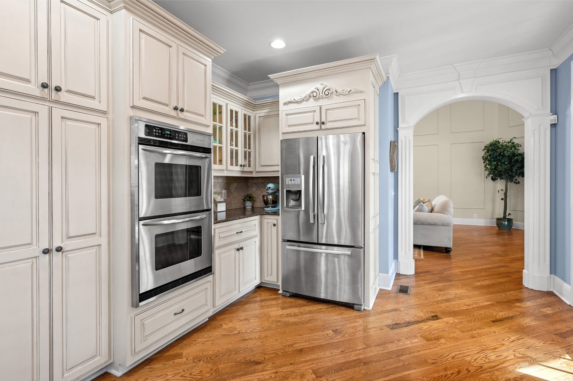 2638 Big Eagle Trl, Murfreesboro, TN 37127 The double oven makes entertaining quick and easy!
