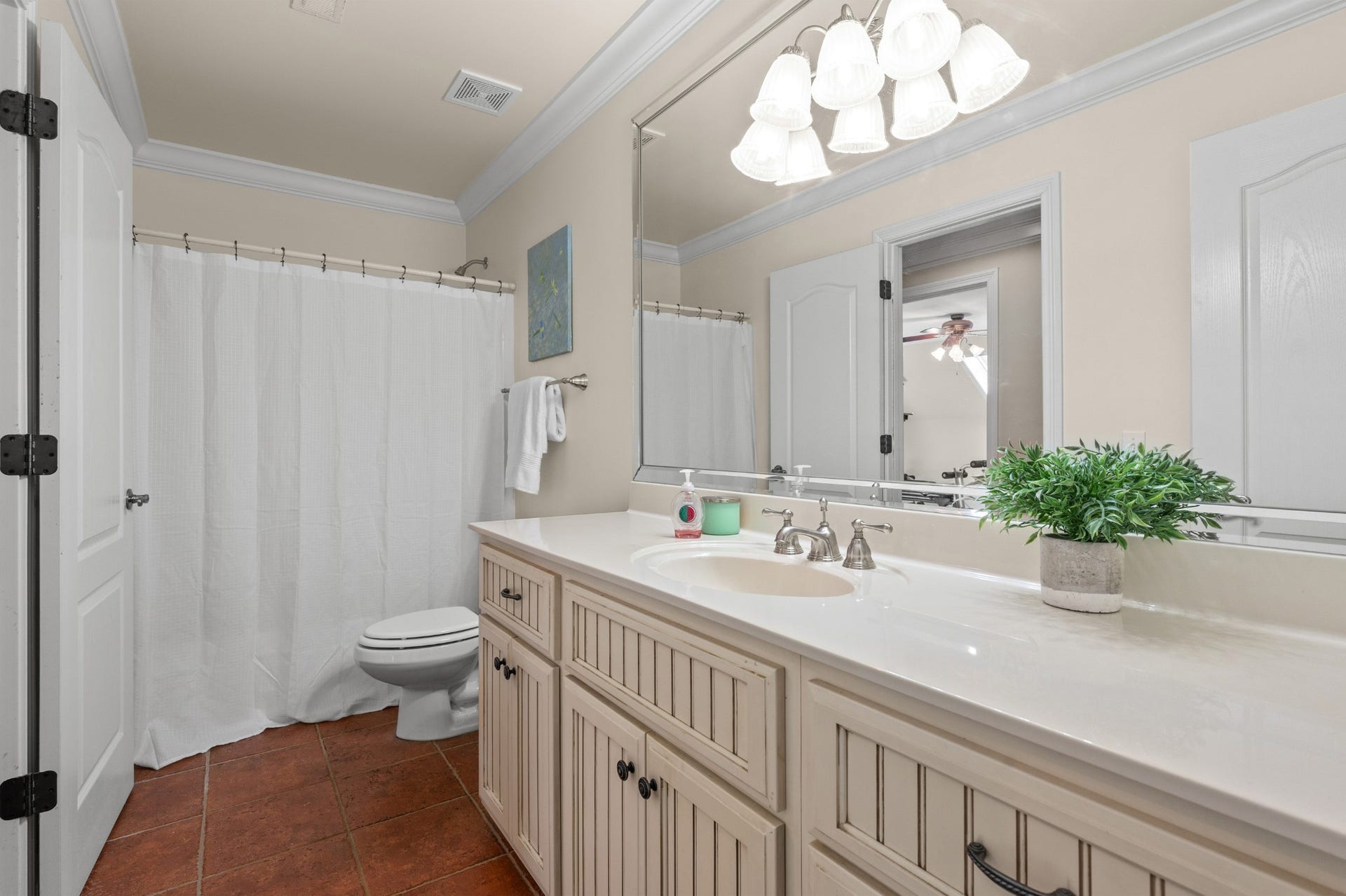 2638 Big Eagle Trl, Murfreesboro, TN 37127 Upstairs hall bath