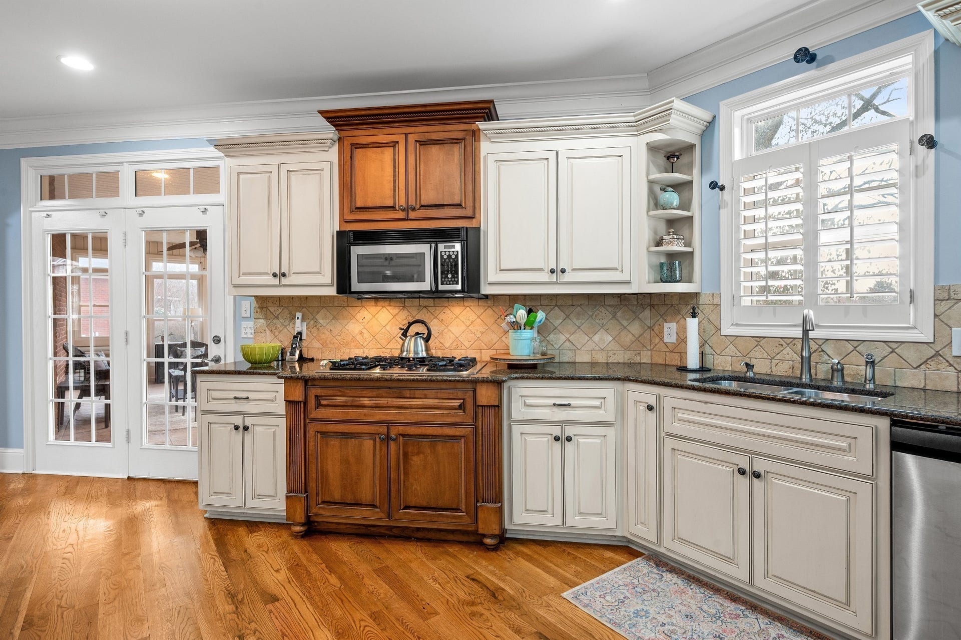 2638 Big Eagle Trl, Murfreesboro, TN 37127 The combination of the rich wood with the off-white glazed cabinetry echos classic elegance!