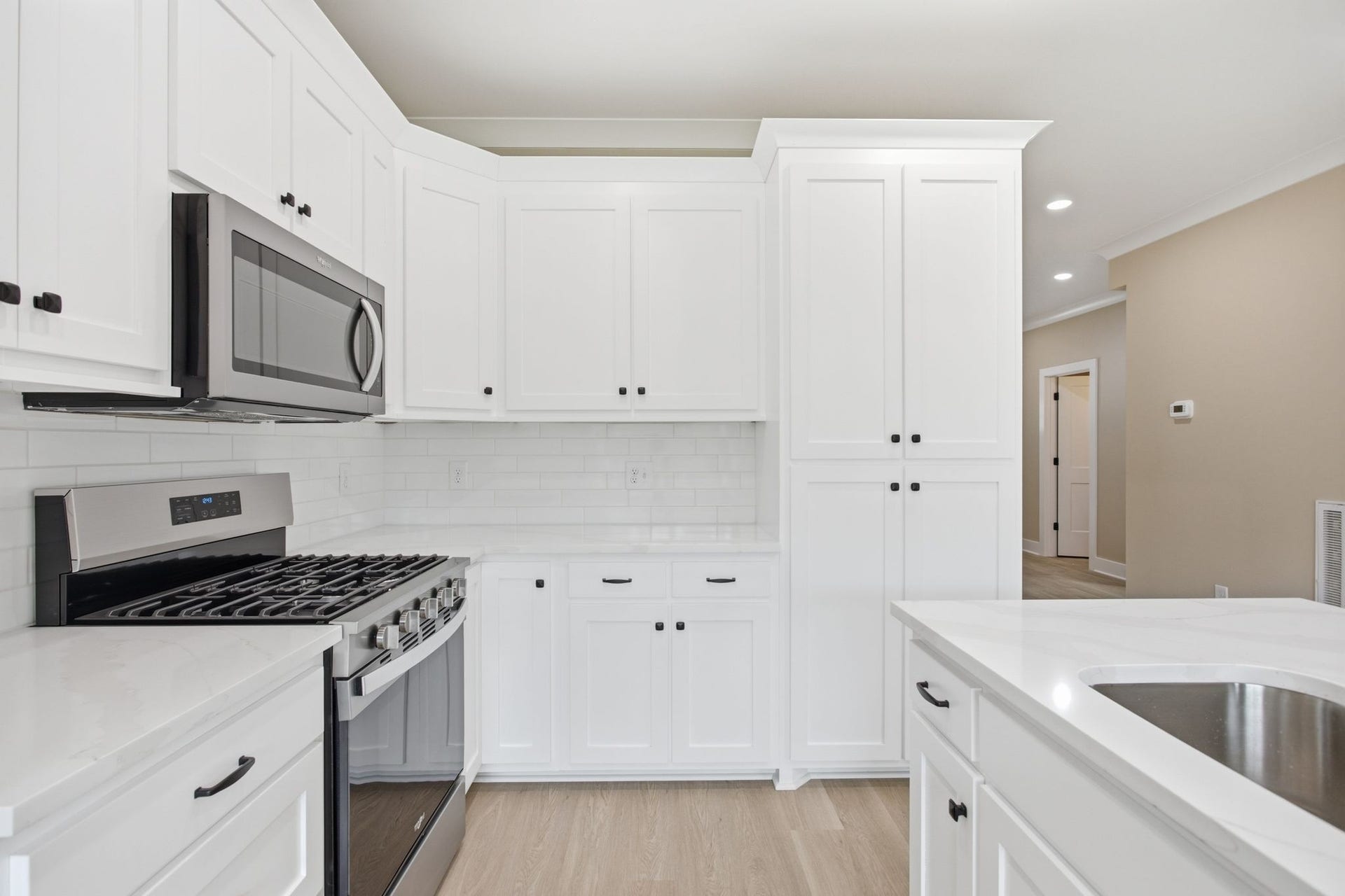 1699 Blue Moon Ln, Columbia, TN 38401 Beautiful cabinets with quartz coutertops