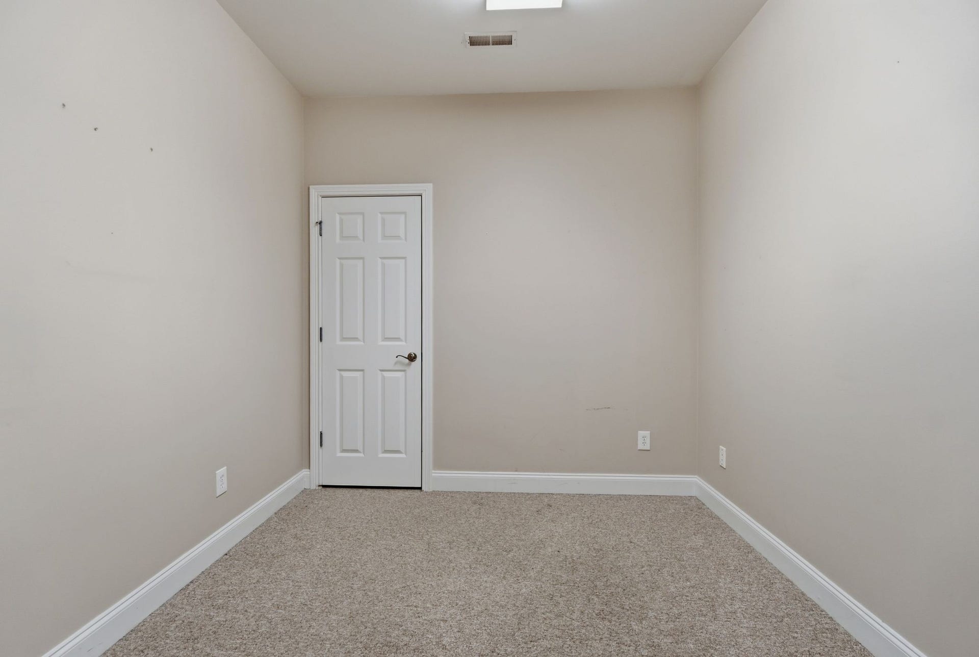730 Middle Tennessee Blvd, Murfreesboro, TN 37129 Third office with carpet and large closet.