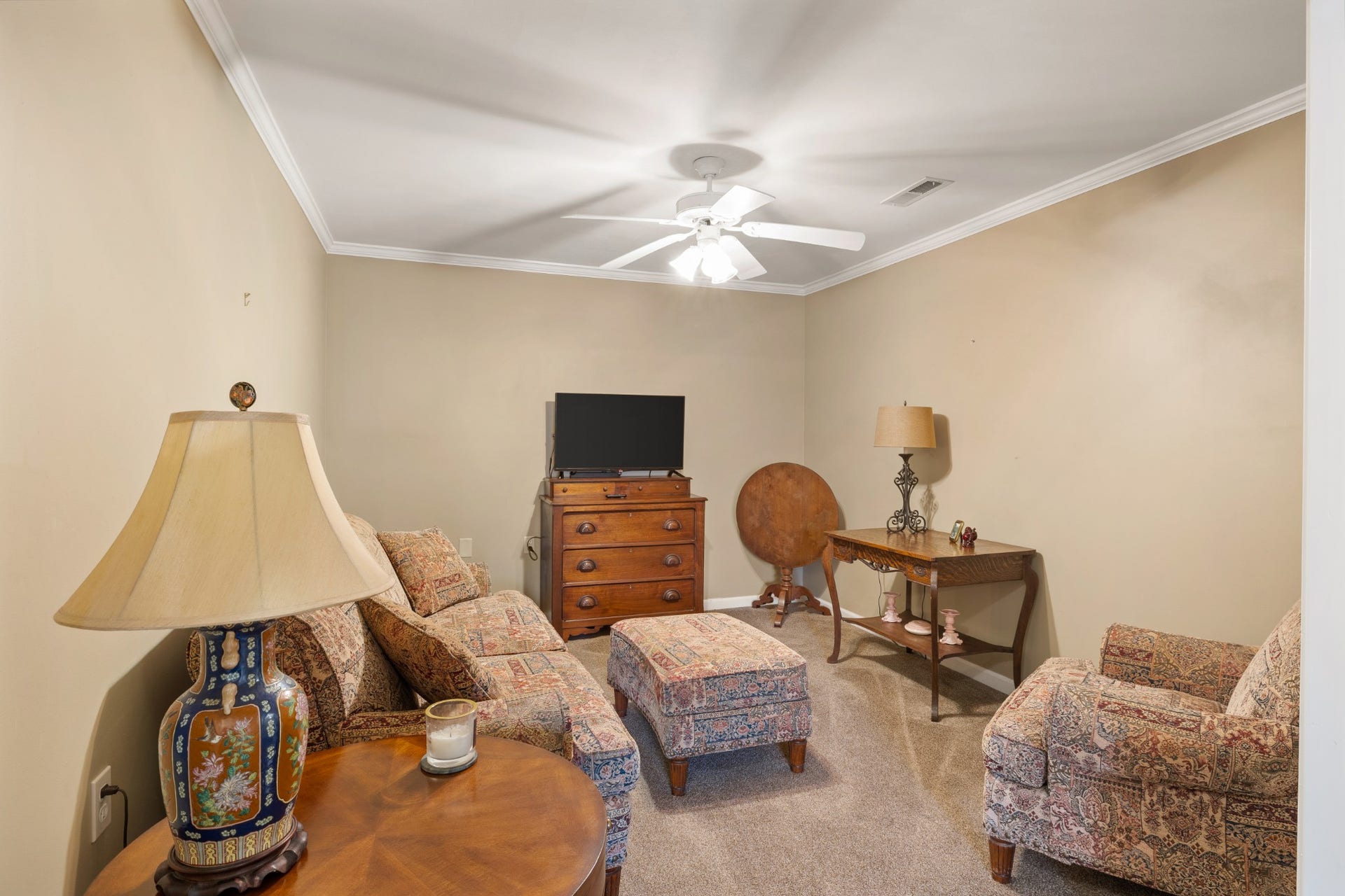 1300 Crofton Park Ct, Columbia, TN 38401 Flex room which can serve as a den, TV room, office or whatever best fits your lifestyle.