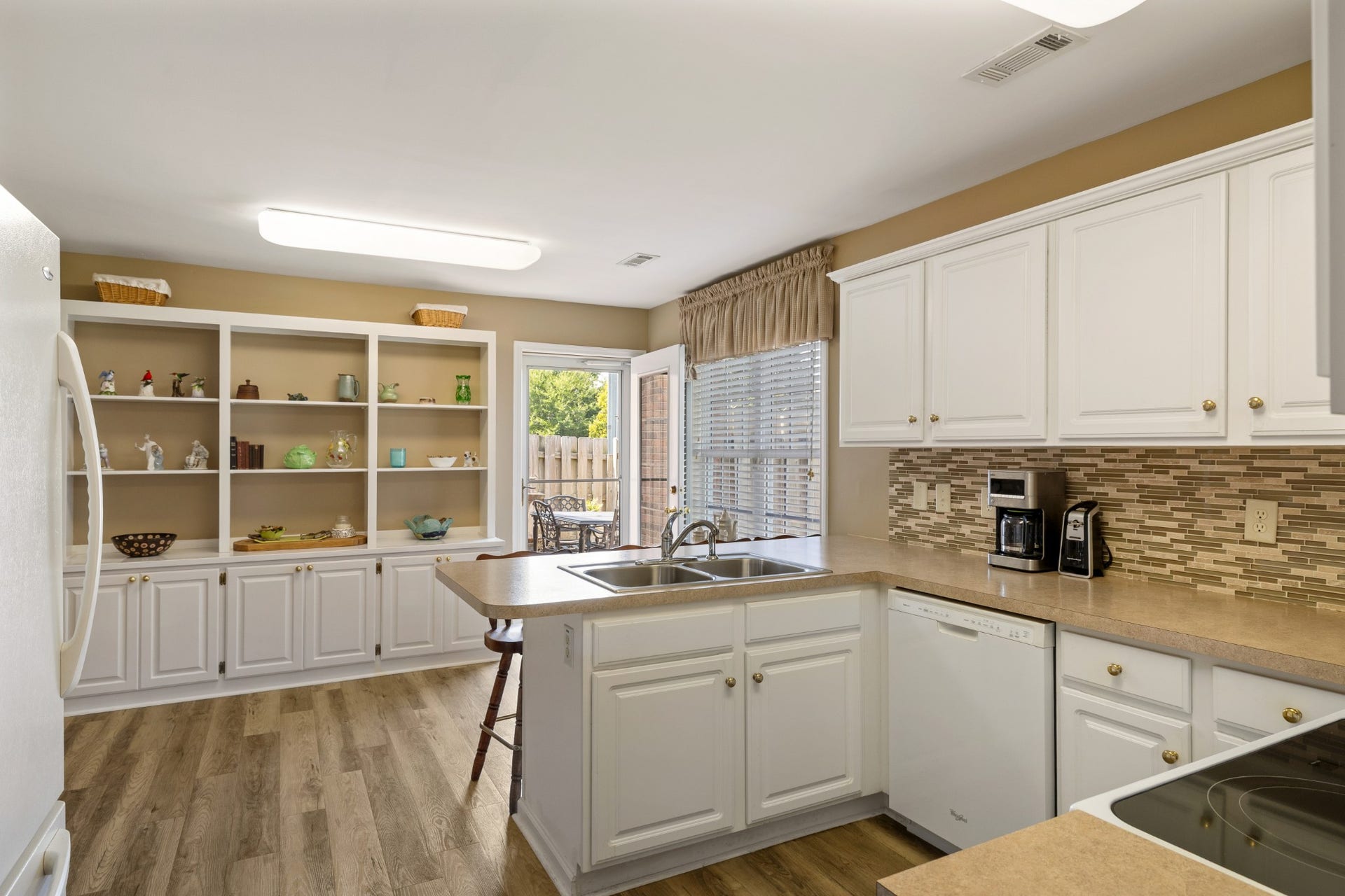 1300 Crofton Park Ct, Columbia, TN 38401 Efficient U-shape design with tile backsplash and pantry.