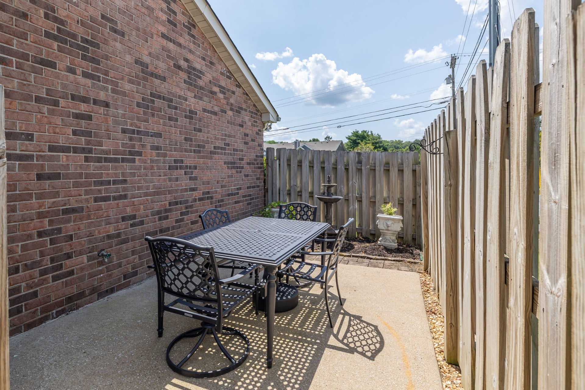 1300 Crofton Park Ct, Columbia, TN 38401 Enjoy the enclosed private patio.