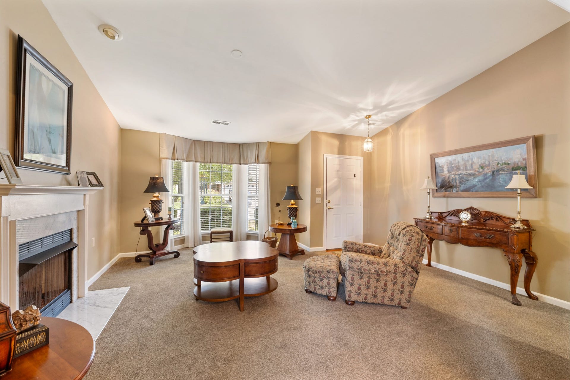 1300 Crofton Park Ct, Columbia, TN 38401 Living Room with bay window.
