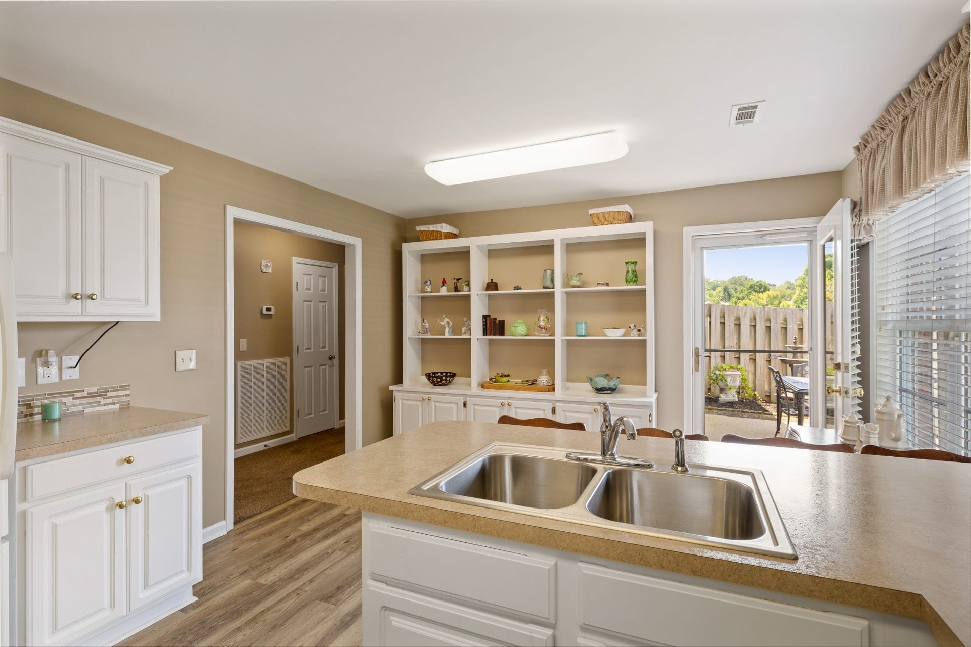 1300 Crofton Park Ct, Columbia, TN 38401 Built-in shelving to allow you to display some of your treasured items.