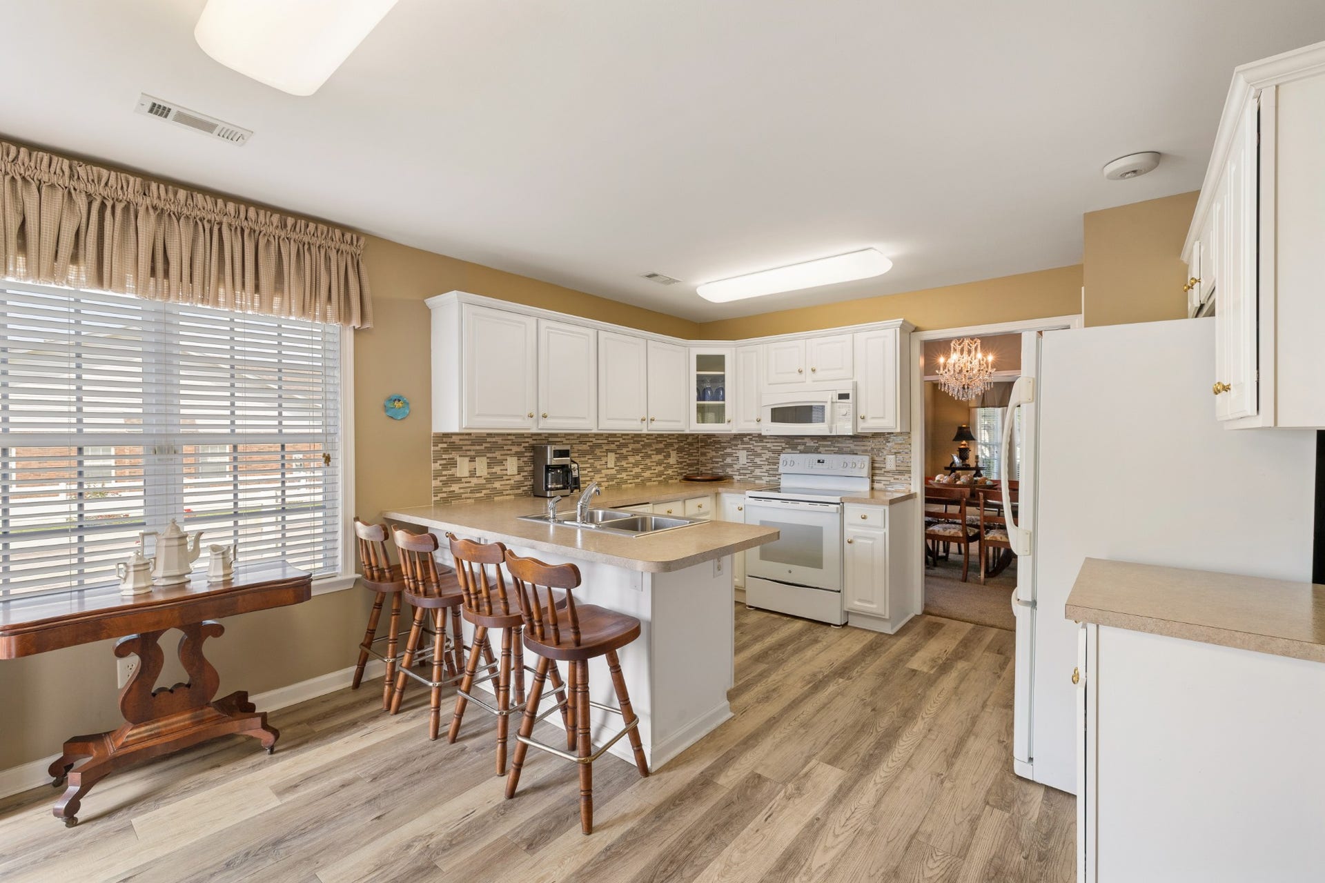 1300 Crofton Park Ct, Columbia, TN 38401 Kitchen has large bar for informal eating, large windows.