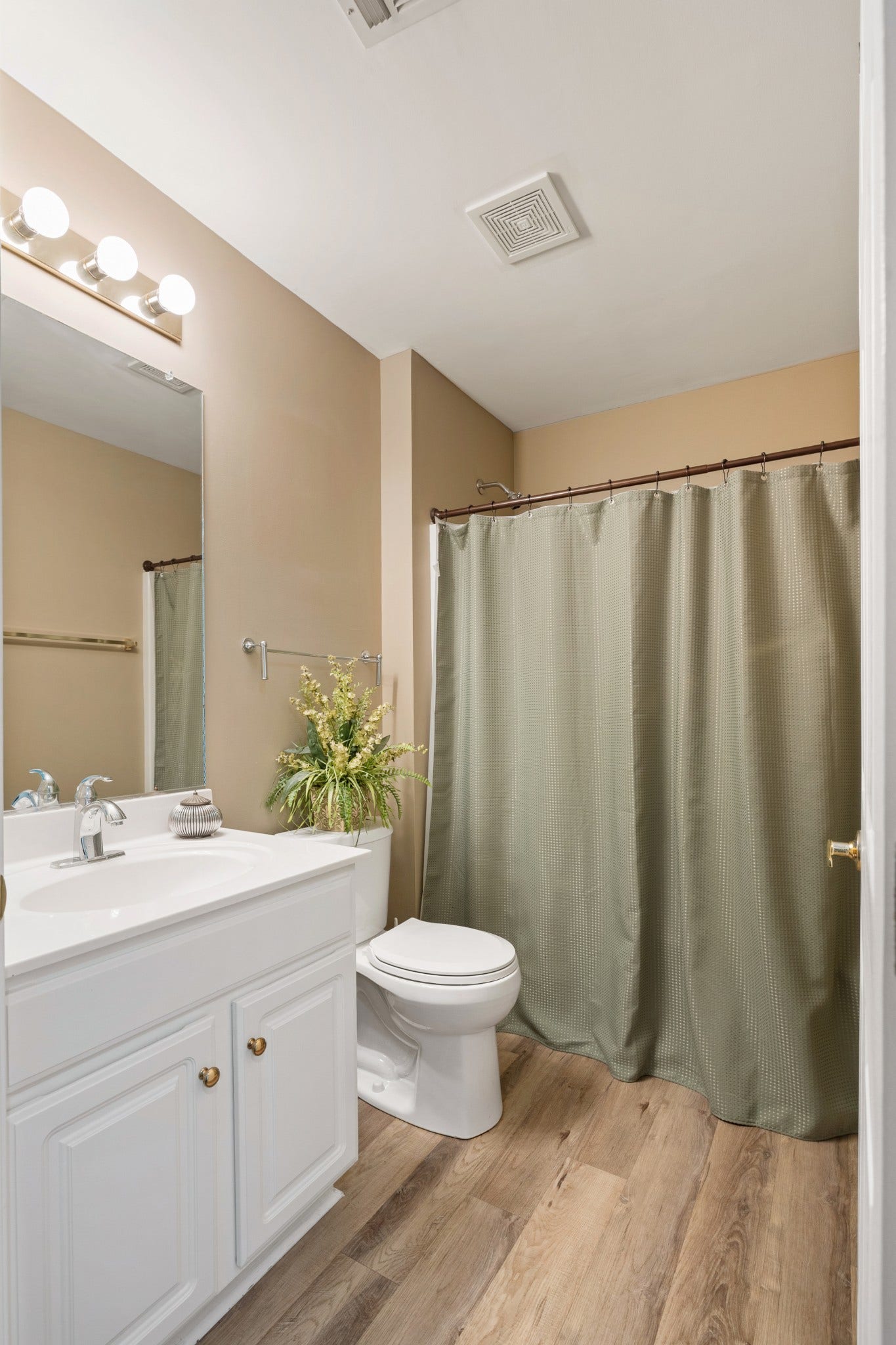 1300 Crofton Park Ct, Columbia, TN 38401 2nd Bath has combo tub/shower.