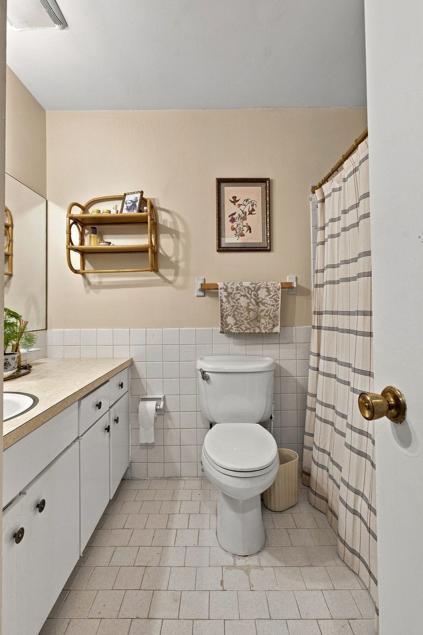 1900 Richard Jones Rd, #N3, Nashville, TN 37215 The Bathroom is located between the two bedrooms for easy access