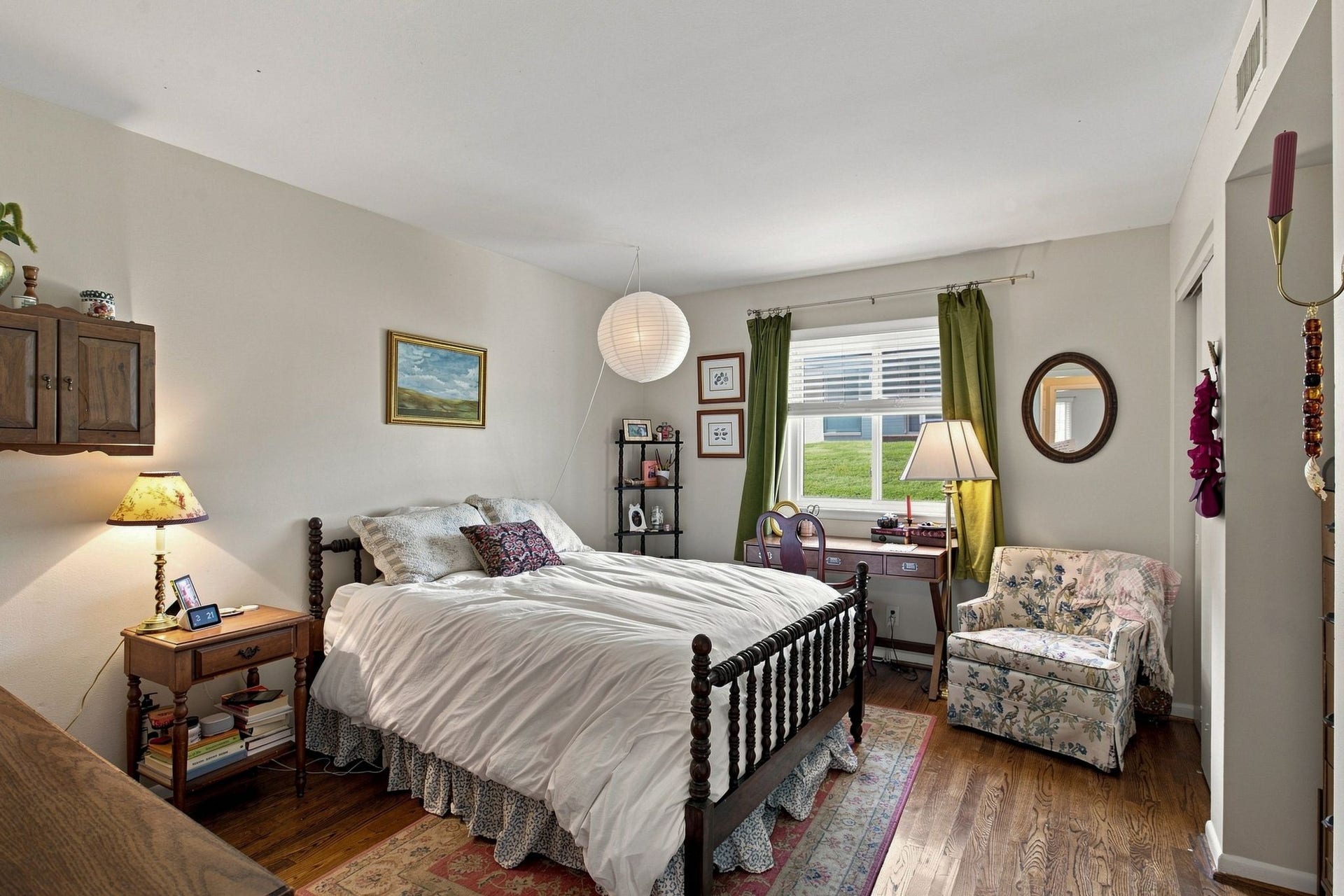 1900 Richard Jones Rd, #N3, Nashville, TN 37215 There are two bedrooms with a bathroom in between. Notice the hardwoods continue into the bedrooms