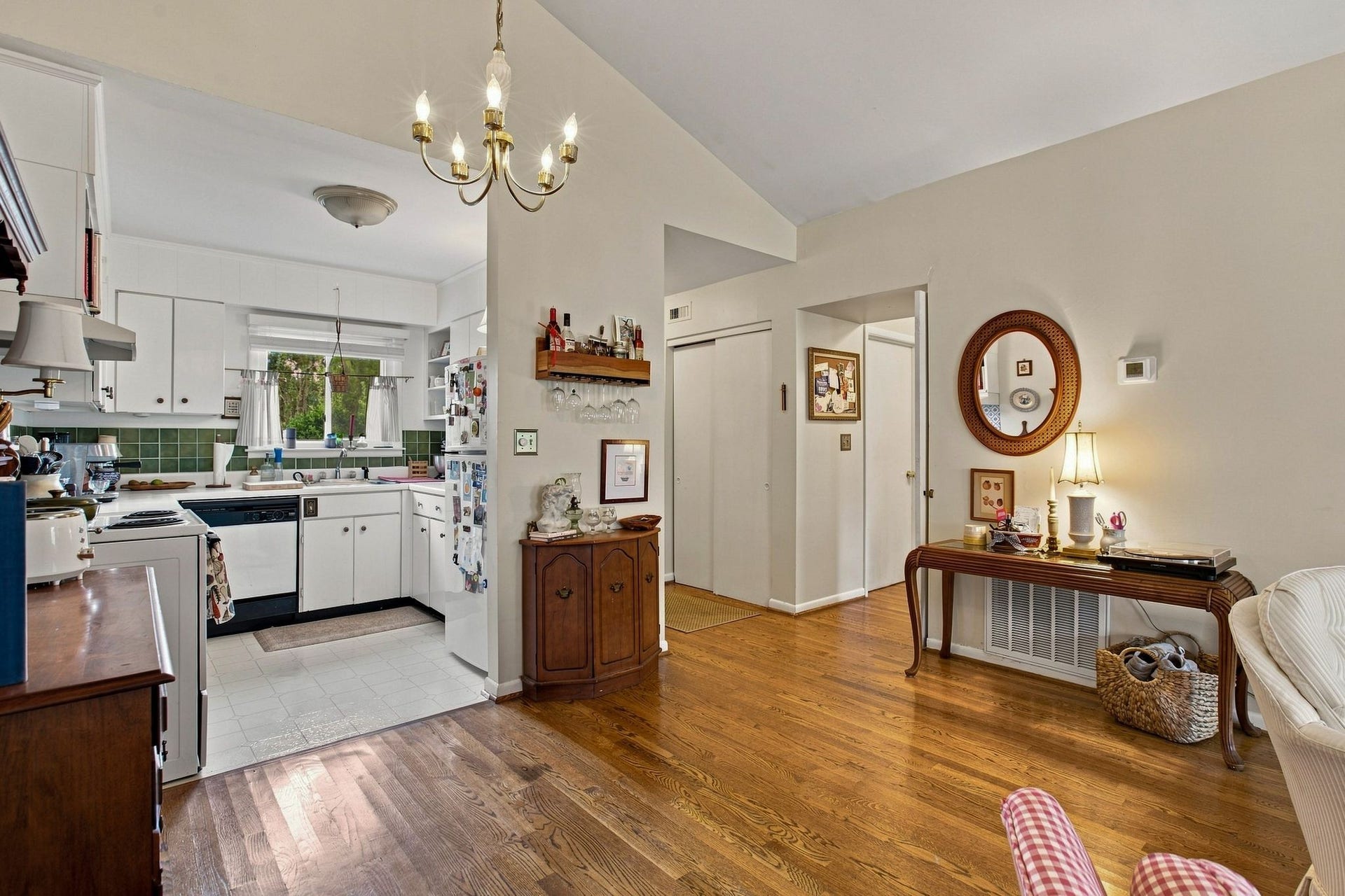 1900 Richard Jones Rd, #N3, Nashville, TN 37215 Another perspective shows the proximity of the Kitchen to the Foyer and the Hallway leading to the Bedrooms