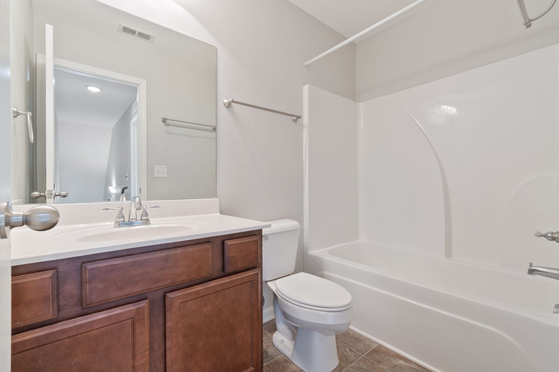 1504 Halverson Dr, Murfreesboro, TN 37128 Full bath upstairs