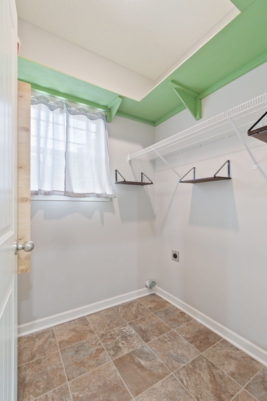 1504 Halverson Dr, Murfreesboro, TN 37128 Laundry room located on main floor off kitchen