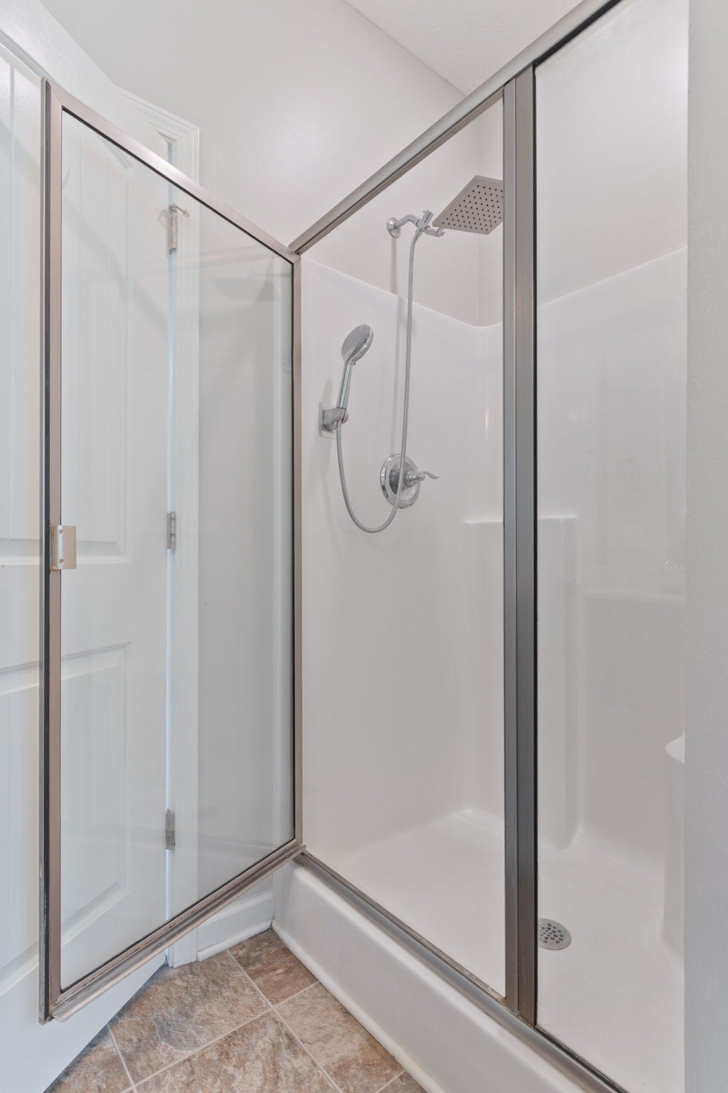 1504 Halverson Dr, Murfreesboro, TN 37128 Primary shower