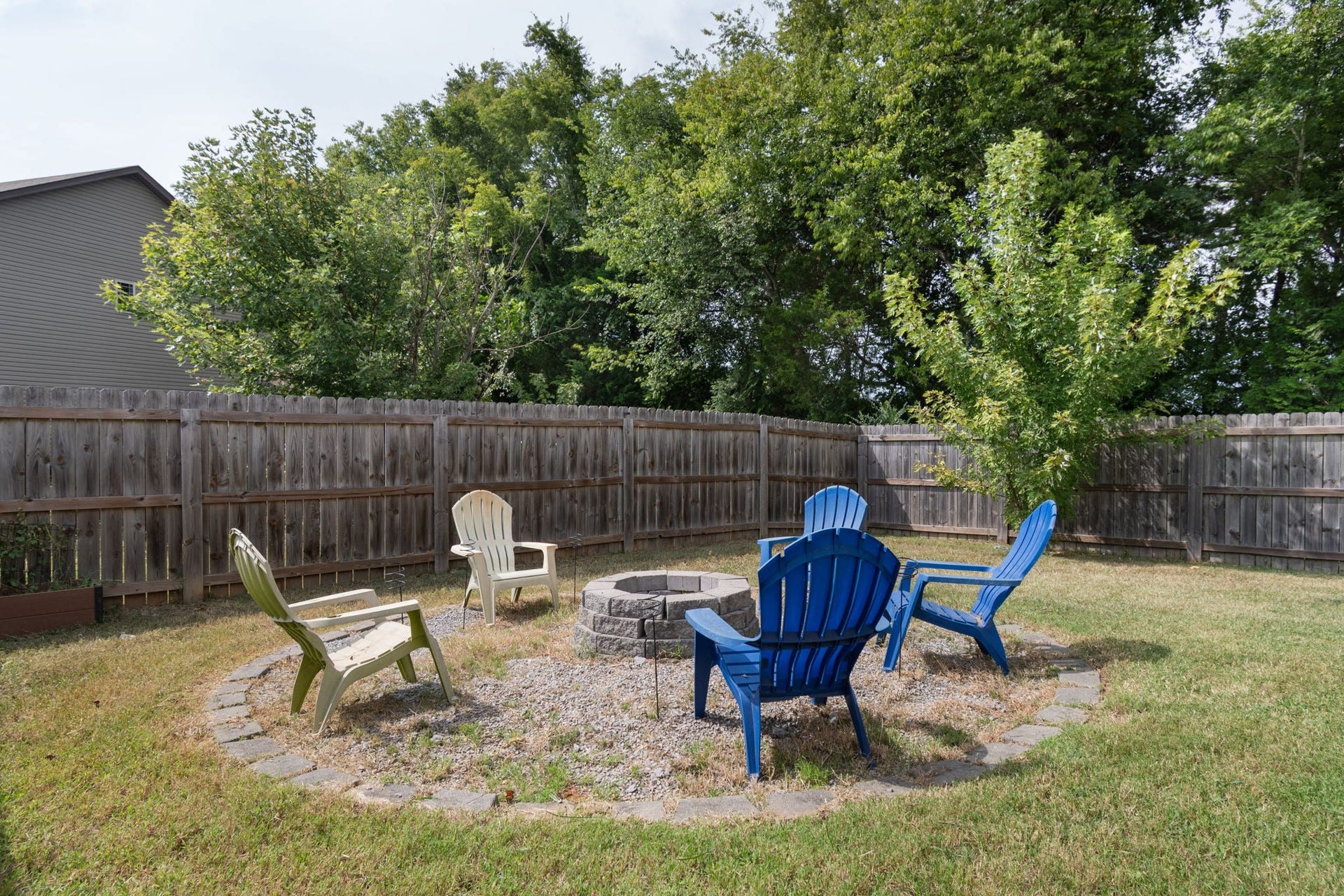 1504 Halverson Dr, Murfreesboro, TN 37128 Enjoy your stone firepit ready to go for fall