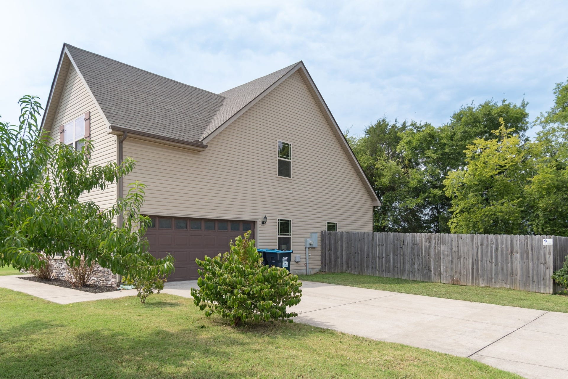 1504 Halverson Dr, Murfreesboro, TN 37128 House has one of the few side-entry garages in the neighborhood!