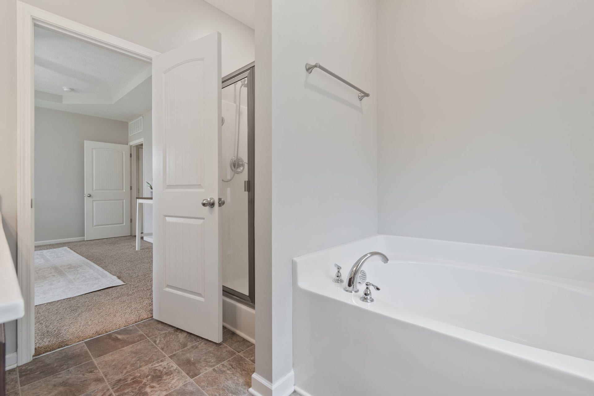 1504 Halverson Dr, Murfreesboro, TN 37128 Separate soaking tub in Primary